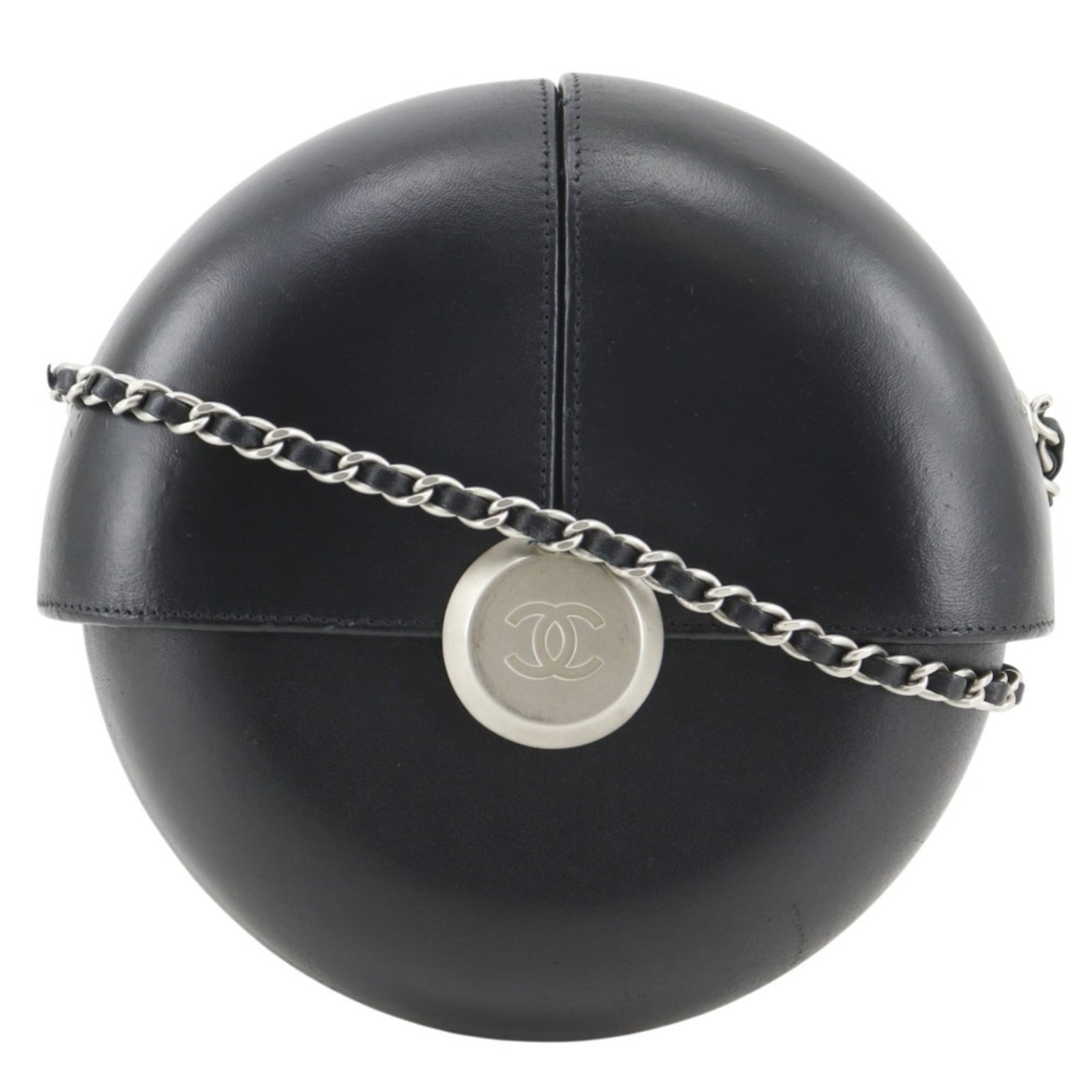 Shoulder Bag Leather Chanel: Shoulder Bag Leather Chanel The Chanel shoulder bag is crafted from high-quality leather, featuring a sleek black design. Measuring 18cm x 19cm x 7cm, it offers a spacious interior with a classic silh