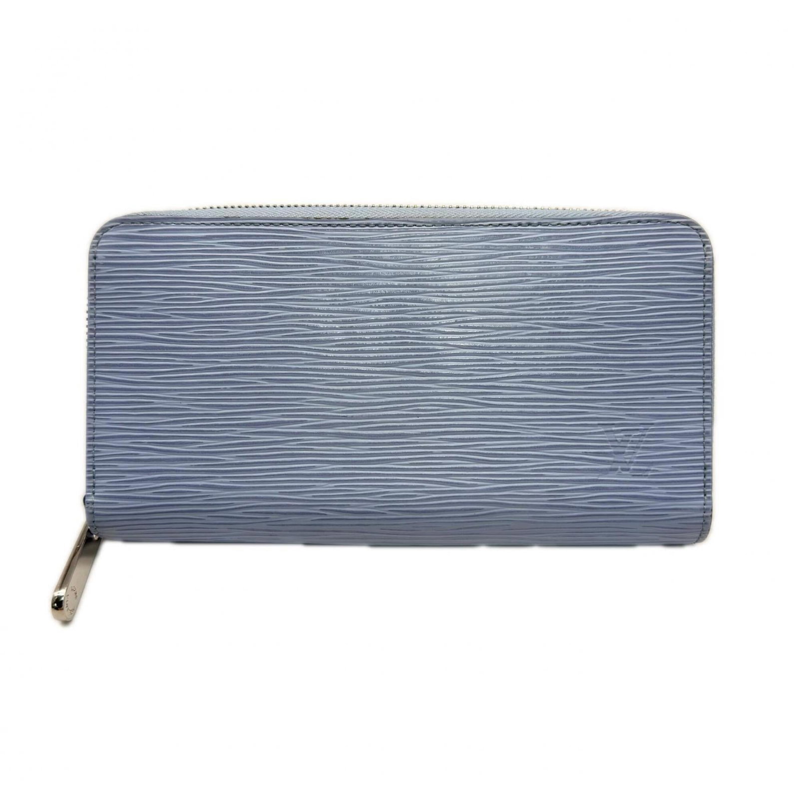 Long Bi Fold Wallet Louis Vuitton: Long Bi Fold Wallet Louis Vuitton Blue Long Bi Fold Wallet from Louis Vuitton Epi Line. This stylish wallet features a zipper closure, RFID protection, and measures 10cm x 19cm x 2cm. The iconic desig