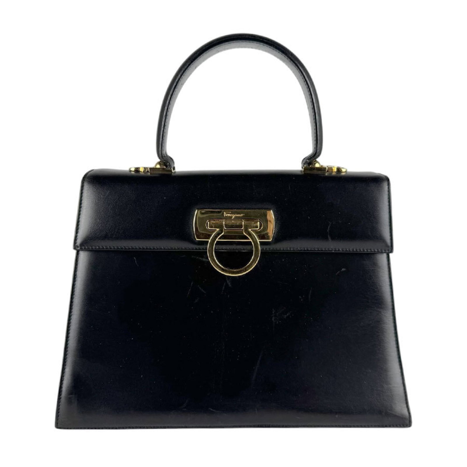Salvatore Ferragamo leather handbag shoulder bag: Salvatore Ferragamo leather handbag shoulder bag The Salvatore Ferragamo leather handbag shoulder bag boasts sleek black leather and precise dimensions, measuring 20cm x 27cm x 10cm. Crafted with high