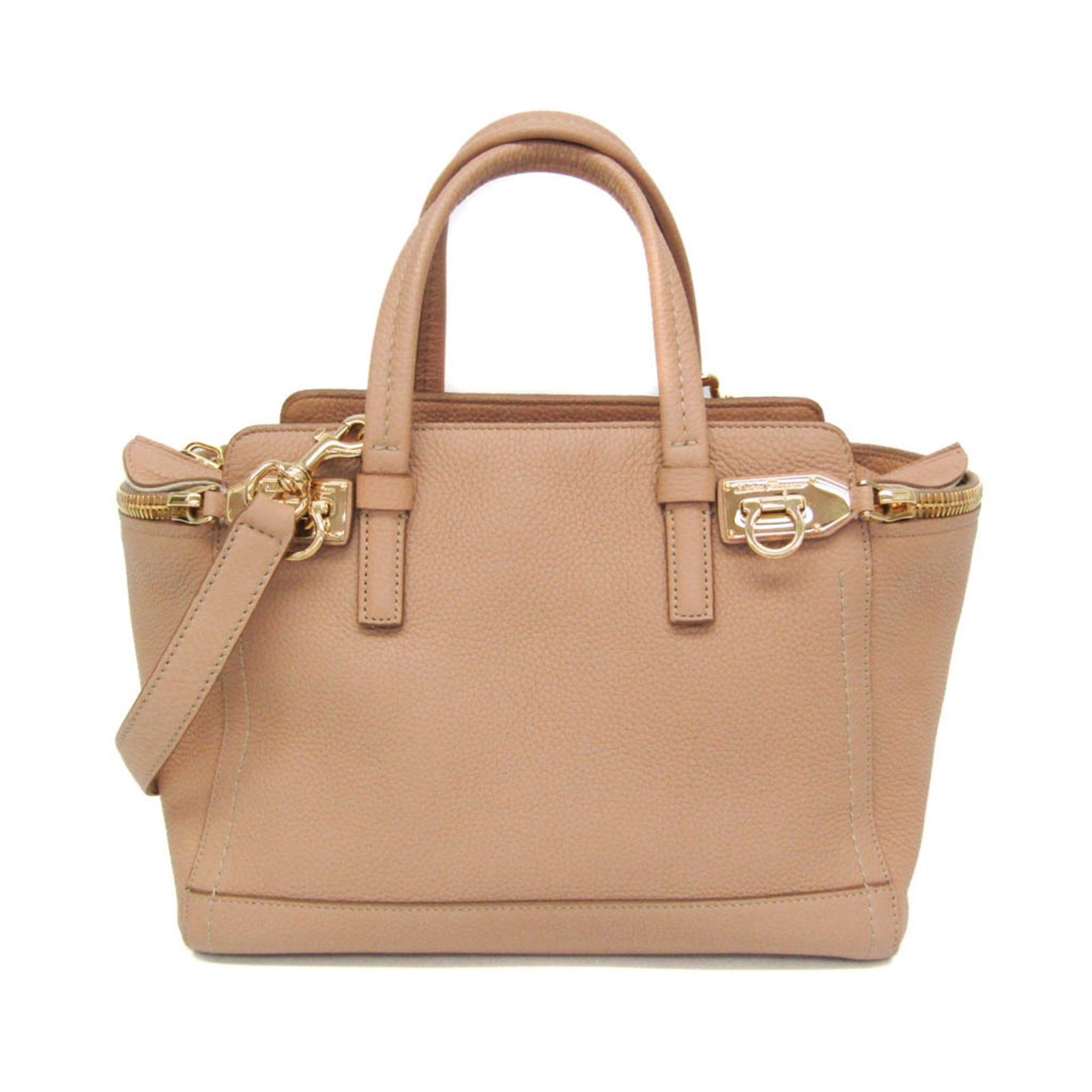 Salvatore Ferragamo leather handbag shoulder bag: Salvatore Ferragamo leather handbag shoulder bag Pink beige leather shoulder bag with silver hardware, featuring two zipper pockets and an adjustable strap. The EZ-21 E424 model from Salvatore Ferraga