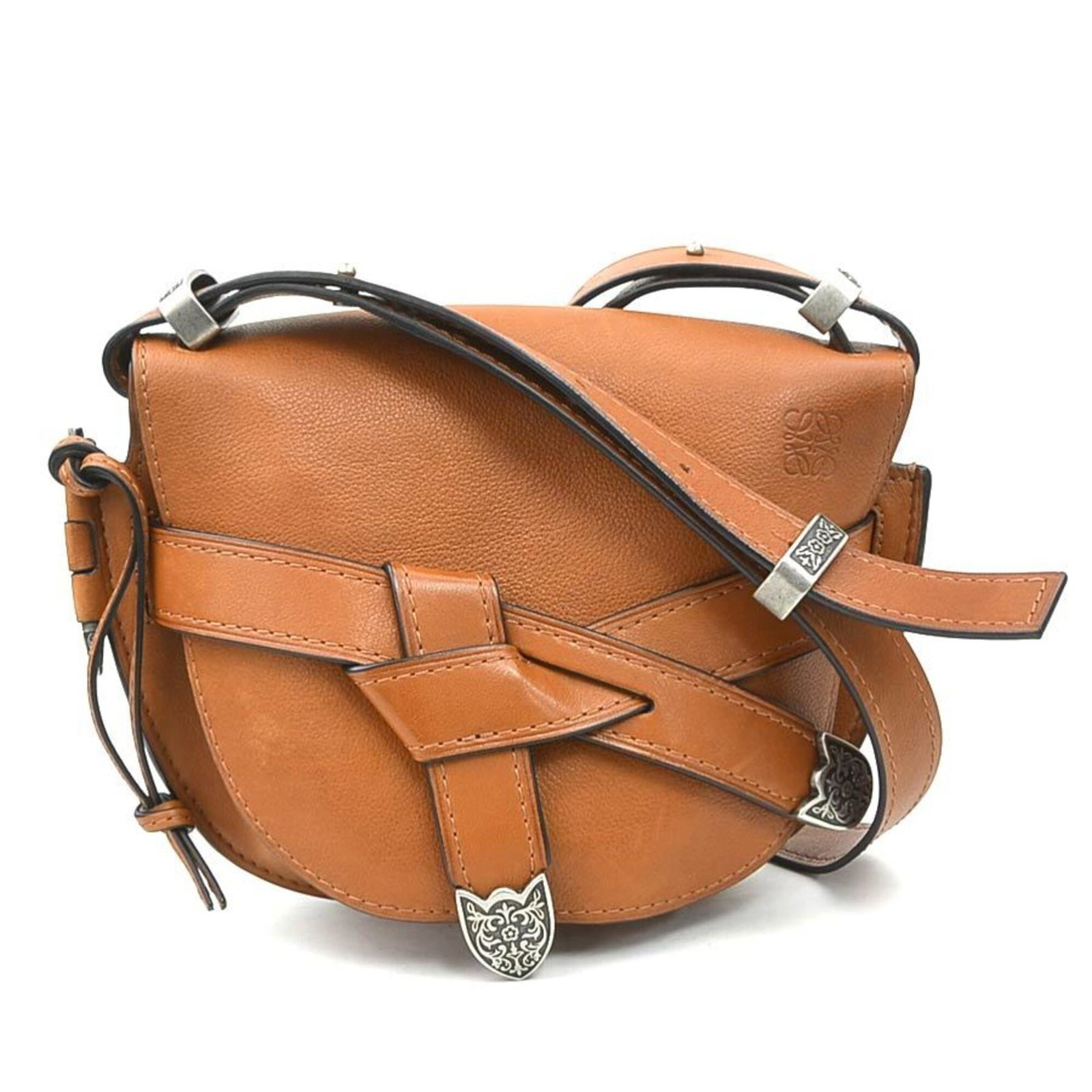 Shoulder Bag Leather: Shoulder Bag Leather This luxurious shoulder bag is crafted from high-quality leather, characteristic of Spanish design. Measuring 20cm x 29cm x 10cm, it offers a spacious interior and sleek silhouett