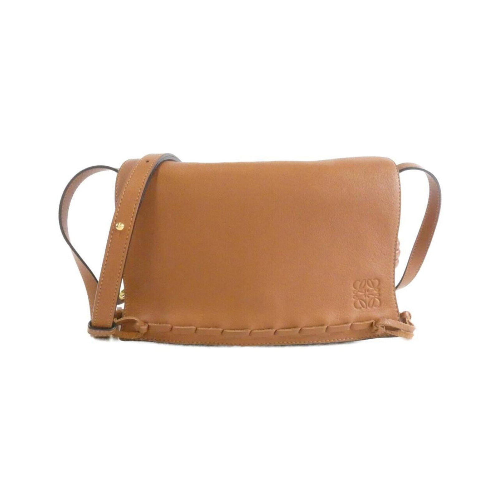 Handbag Leather from Loewe: Handbag Leather from Loewe Brown leather handbag from Loewe, featuring gold hardware and a classic design. Made with high-quality materials, this stylish bag measures 17cm x 25cm x 9cm. Perfect for ev