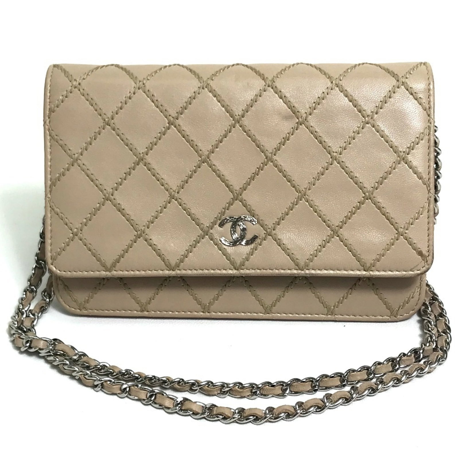 Chain Shoulder Wallet of Leather: Chain Shoulder Wallet of Leather Chain shoulder wallet in beige lambskin leather, measuring 12.5cm x 19cm, features a classic design with chain details that add a touch of sophistication to any outfit