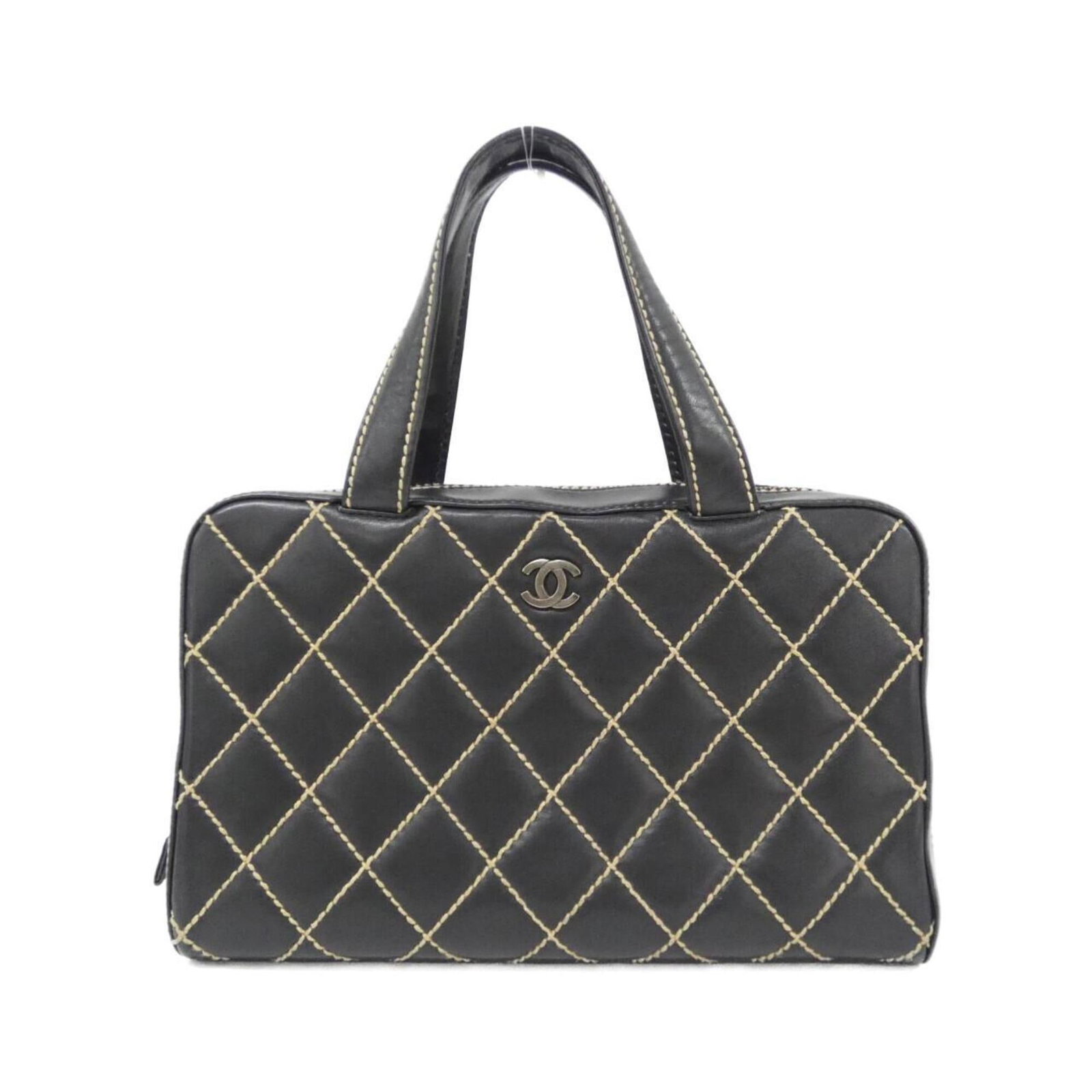 Chanel Handbag leather: Chanel Handbag leather Black Calfskin Leather Handbag from Chanel. This sleek and sophisticated handbag features high-quality leather construction with precise dimensions, making it a stylish accessor