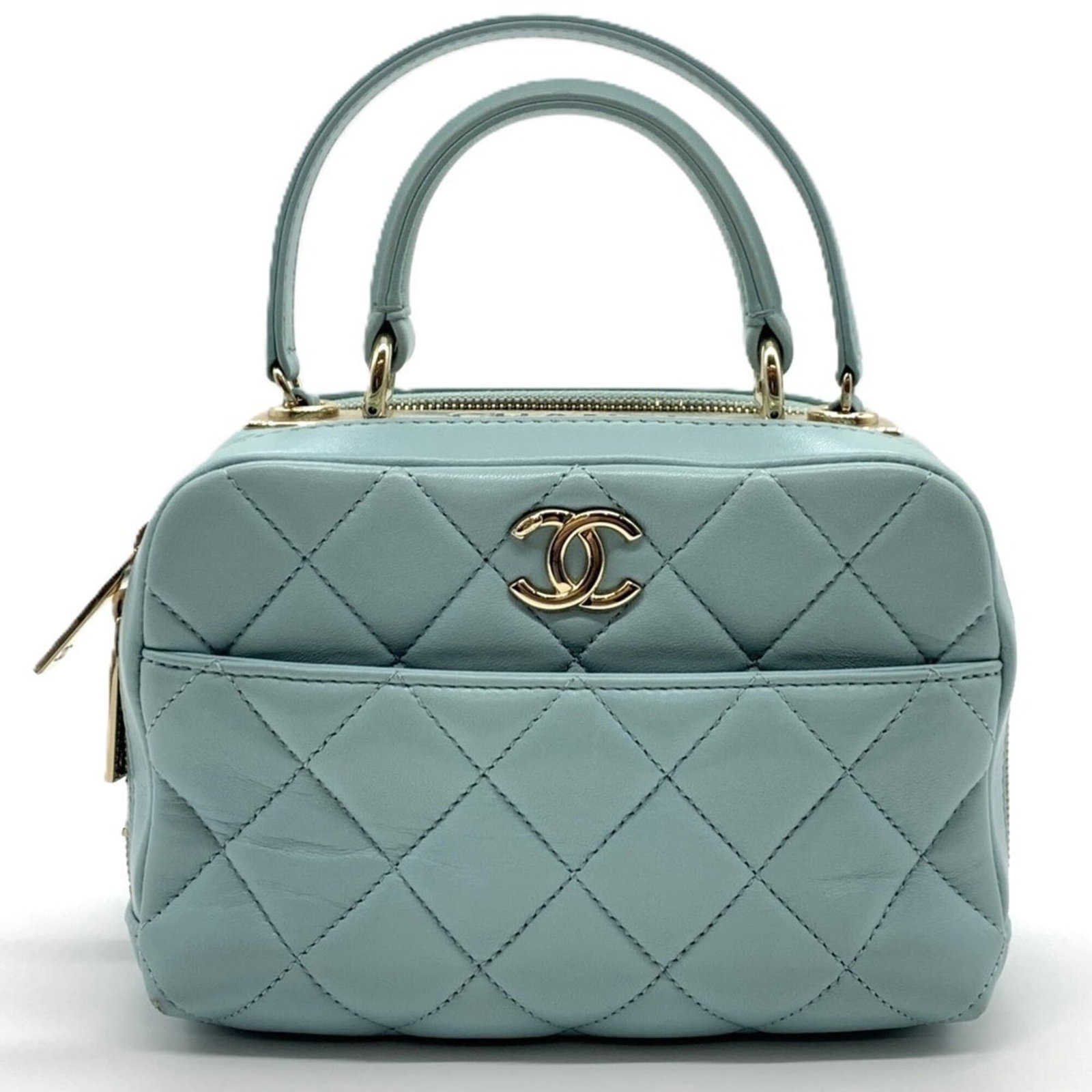 Chanel Handbag Shoulder Bag Leather: Chanel Handbag Shoulder Bag Leather Chanel Handbag Shoulder Bag Leather - A timeless and elegant shoulder bag made from high-quality leather, measuring 14cm x 20cm x 11cm. This classic design features