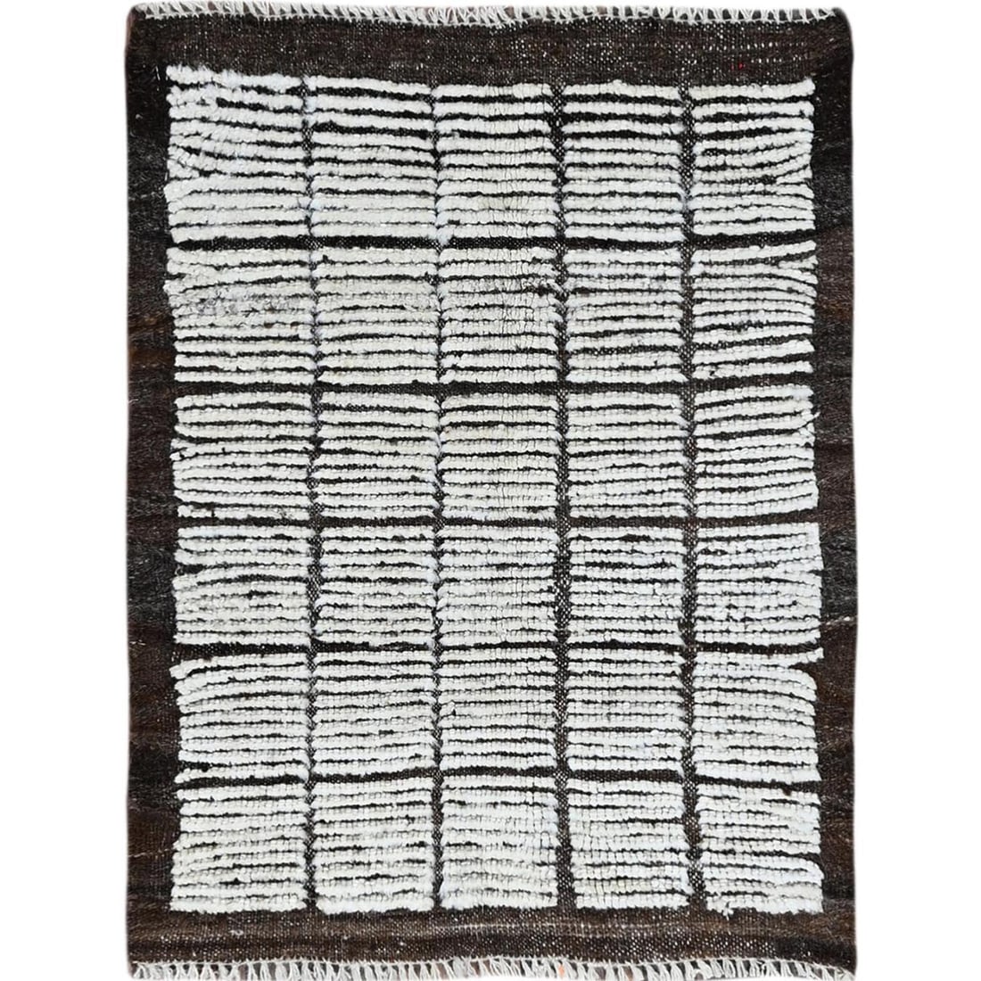 White Moroccan Weave rug hand knotted mat with box design wool 2'1"x2'8: White Moroccan Weave rug hand knotted mat with box design wool 2'1"x2'8 Hand-knotted in wool, this Moroccan weave rug boasts an intricate box design pattern. Measuring 2'1" x 2'8", its rectangular fie