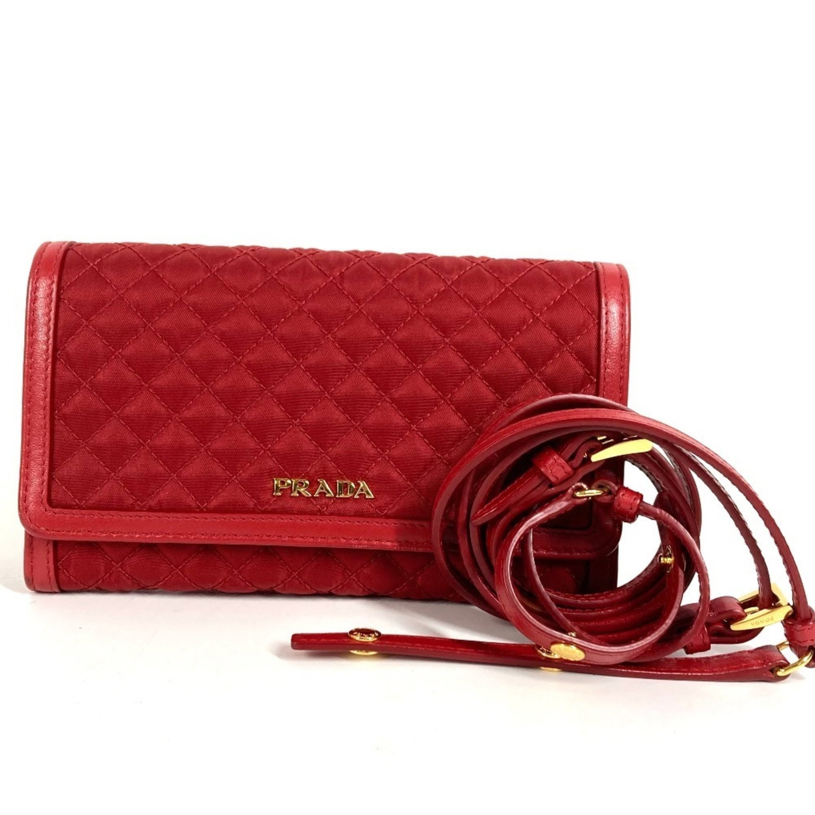 Chain Quilting Prada Wallet Shoulder: Chain Quilting Prada Wallet Shoulder Chain Quilting Prada Wallet Shoulder - A striking red chain quilting design adorns this unique shoulder wallet, measuring 10cm x 17cm. The quilted pattern adds a