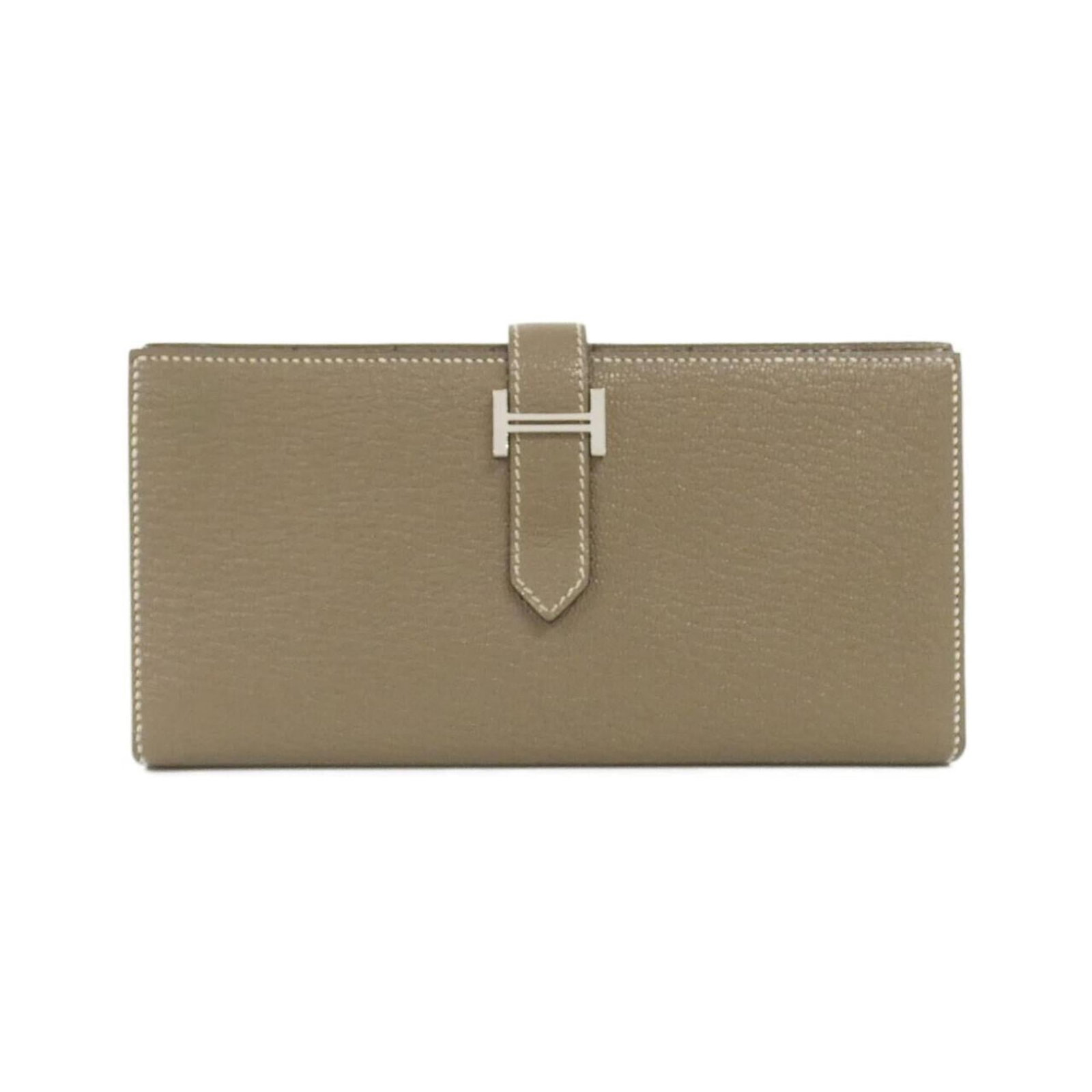 Chevre leather purse coin case Hermes: Chevre leather purse coin case Hermes Chevre leather purse coin case from Hermes features a unique and stylish design. Made with high-quality chevre leather in Etoupe gray, this compact coin case meas