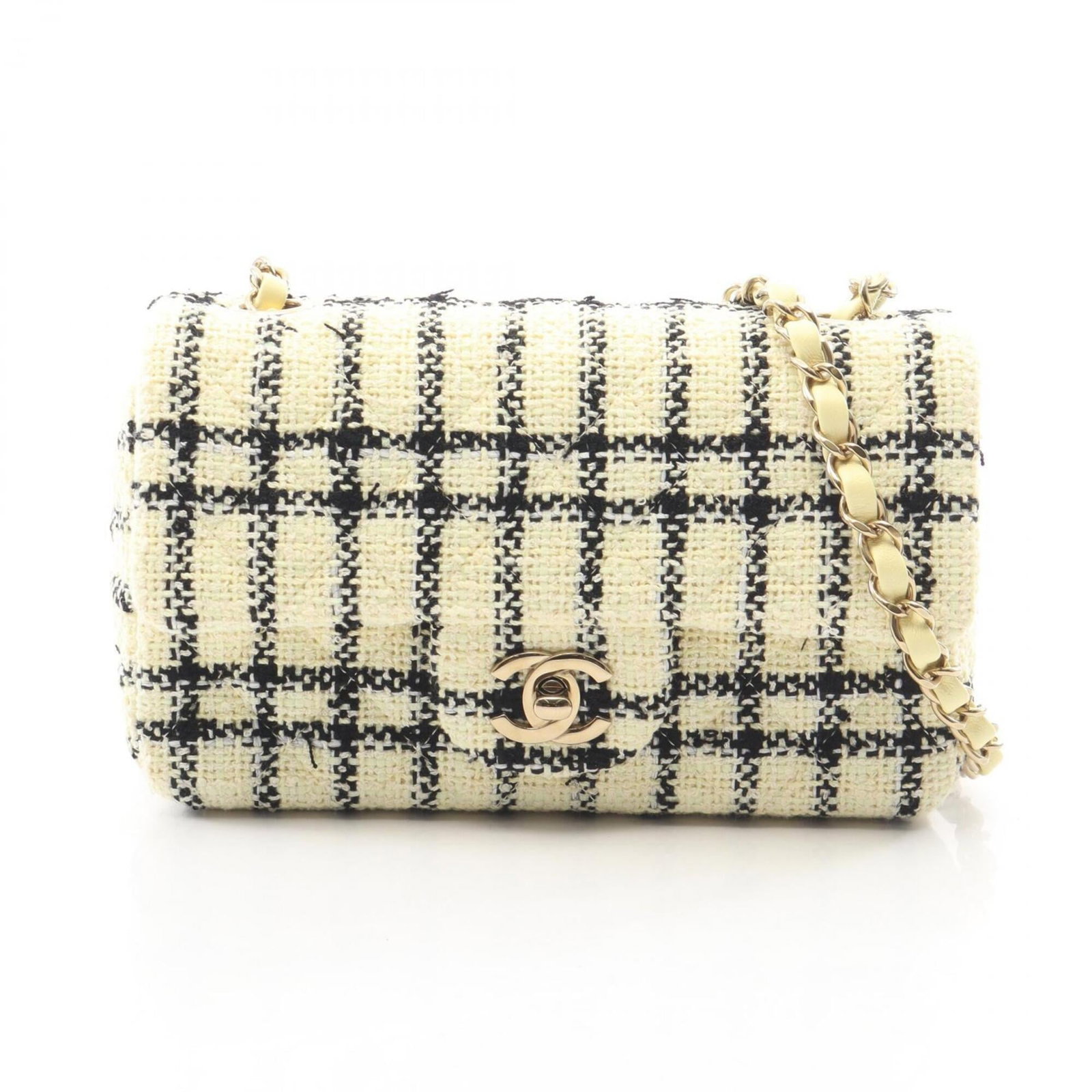 Chanel Handbag Shoulder Bag Fabric: Chanel Handbag Shoulder Bag Fabric The fabric of this Chanel Handbag Shoulder Bag is made from high-quality material, available in two classic colors: black and ivory. Measuring just 12cm x 20cm x 6.5