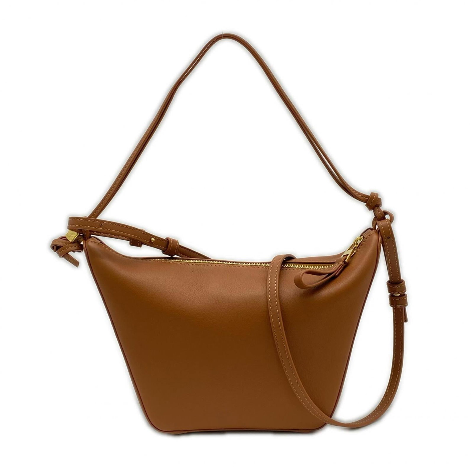 Shoulder Bag Leather: Shoulder Bag Leather This luxurious shoulder bag is crafted from high-quality calfskin leather, featuring a rich brown color and sleek design. With its sturdy zipper closure and adjustable strap lengt