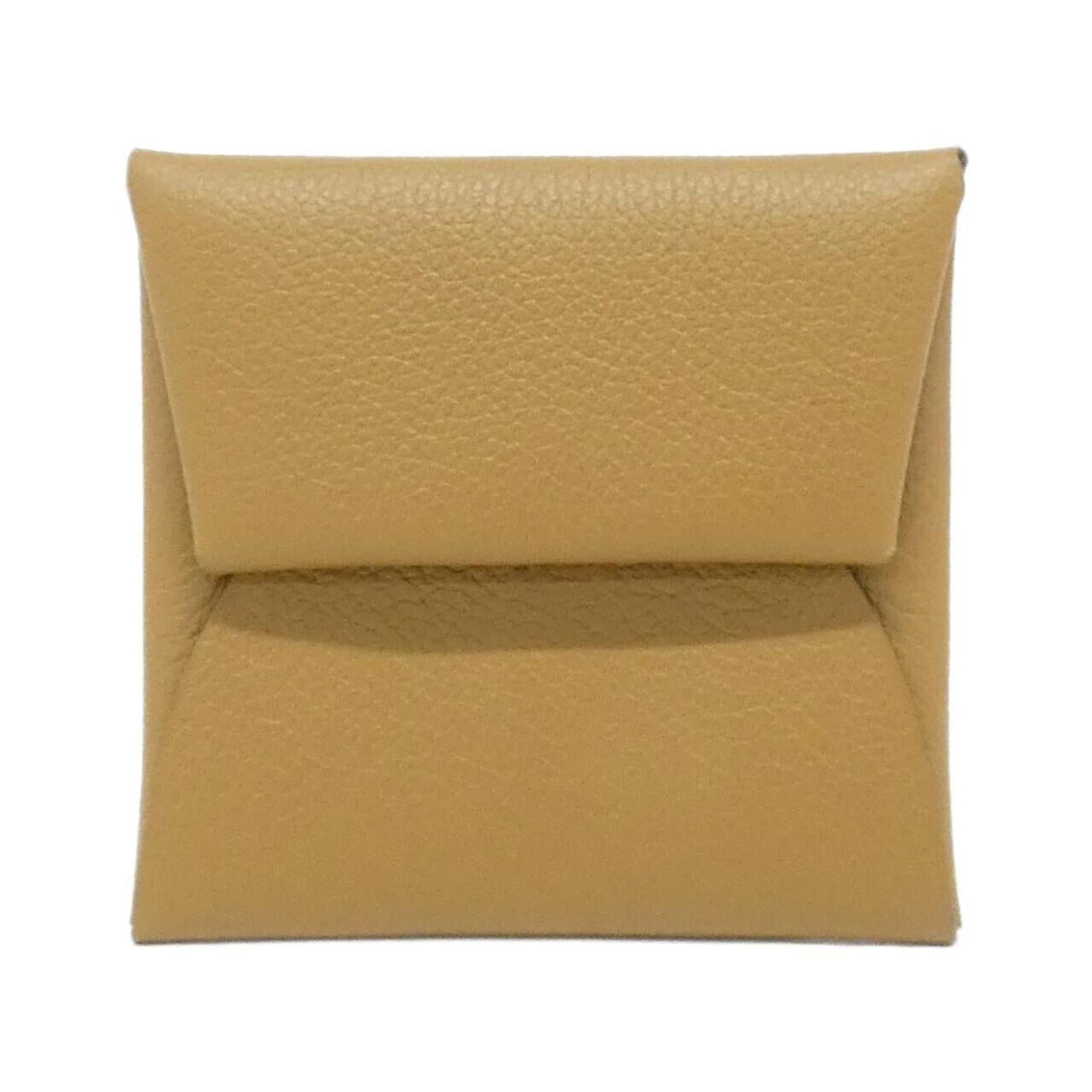 Hermes Coin Case Purse: Hermes Coin Case Purse Bronze coin case purse from the Hermes Bastia line, measuring 8cm x 8cm. This compact accessory features a classic design and comes with its original box. A stylish addition for