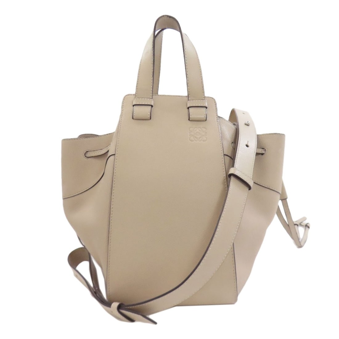 Handbag Calf Hammock 2Way Loewe: Handbag Calf Hammock 2Way Loewe Beige Calf Handbag with 2Way Loewe Design. This beige calf handbag features a unique 2Way Loewe design, showcasing its distinctive style and craftsmanship. Made from hi