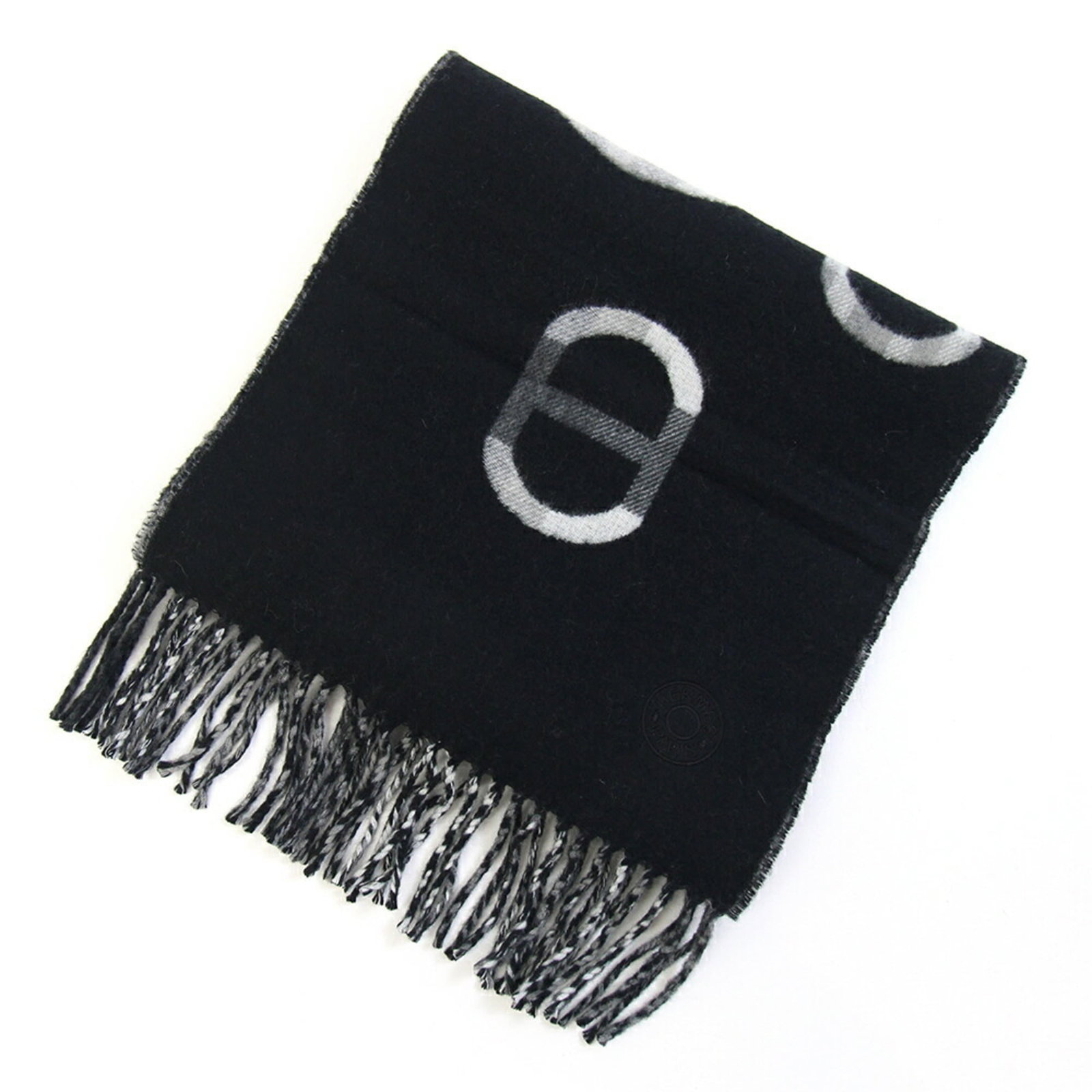 Stole Hermes cashmere: Stole Hermes cashmere Stole from Hermes Country of Origin, this cashmere stole features a sleek black and gray color combination. Made from high-quality cashmere material, its size is 26.5cm x 1.5m,