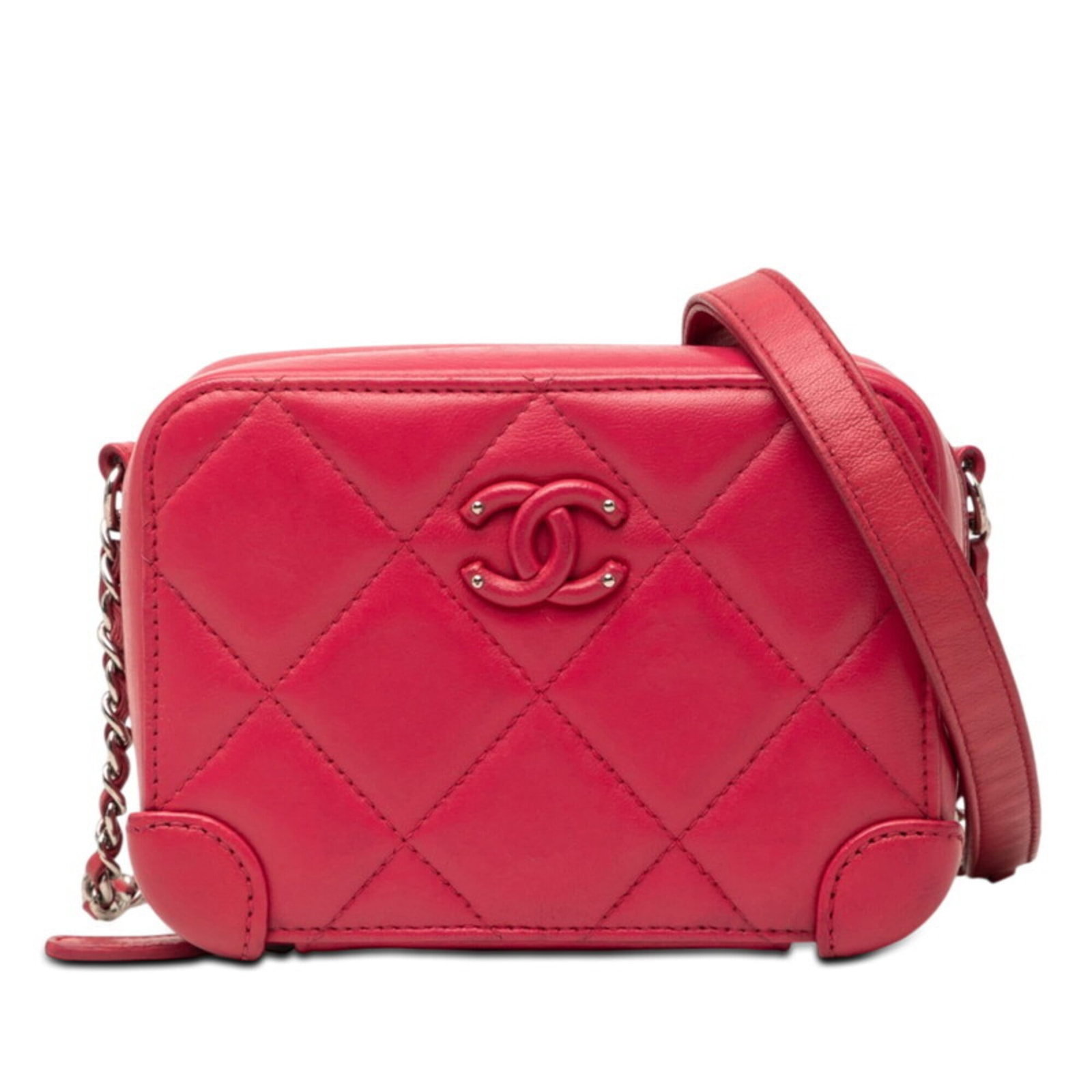 Shoulder Bag Leather Chanel: Shoulder Bag Leather Chanel Pink lambskin shoulder bag from the Chanel Matelasse line, featuring a zipper closure and adjustable strap drop. Measuring 10cm x 15cm x 5.5cm, this small leather bag is ma