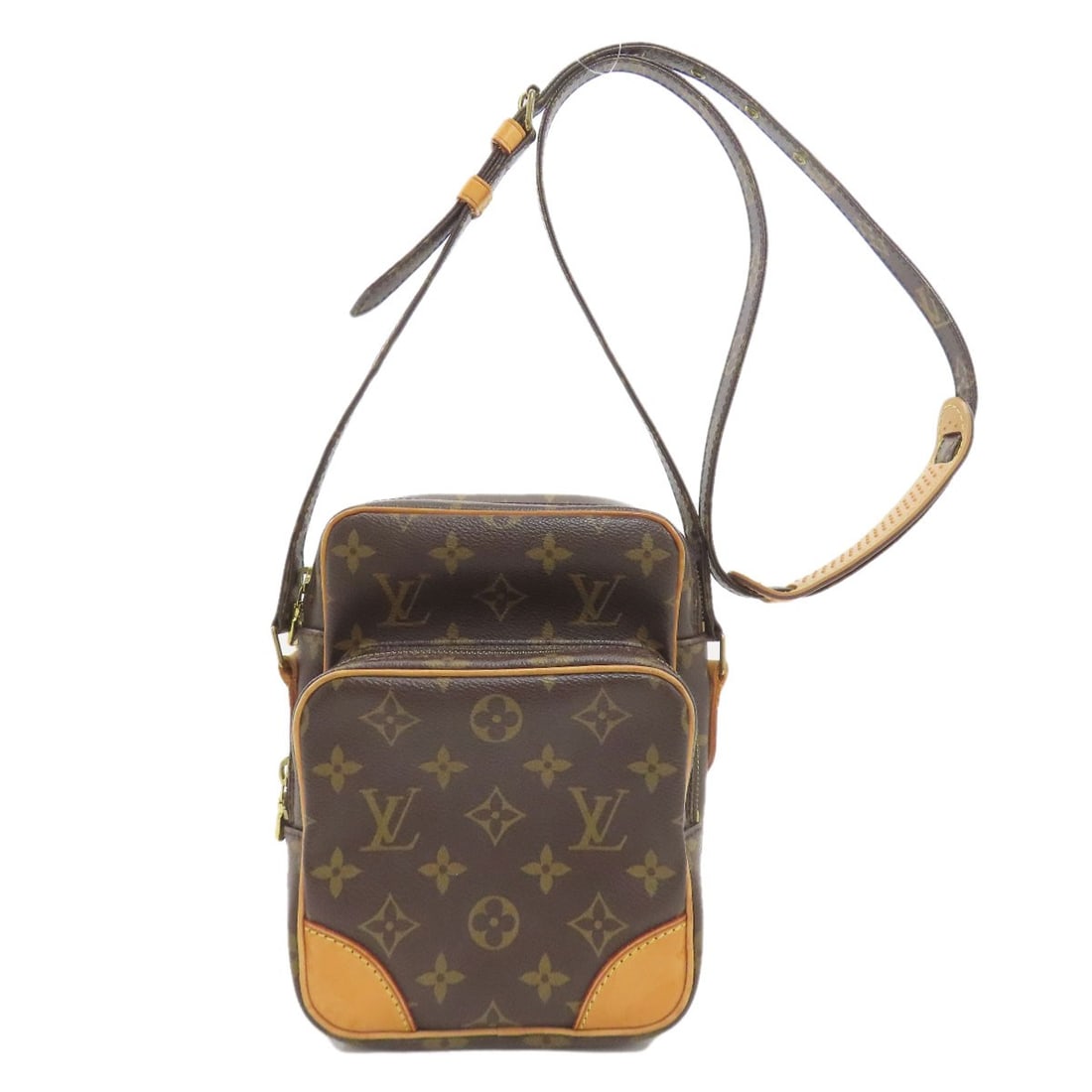 Shoulder Bag Monogram Canvas Louis Vuitton M45236: Shoulder Bag Monogram Canvas Louis Vuitton M45236 This LOUIS VUITTON shoulder bag features a classic design with a signature monogram canvas exterior in brown. The iconic M45236 style exudes timeless 