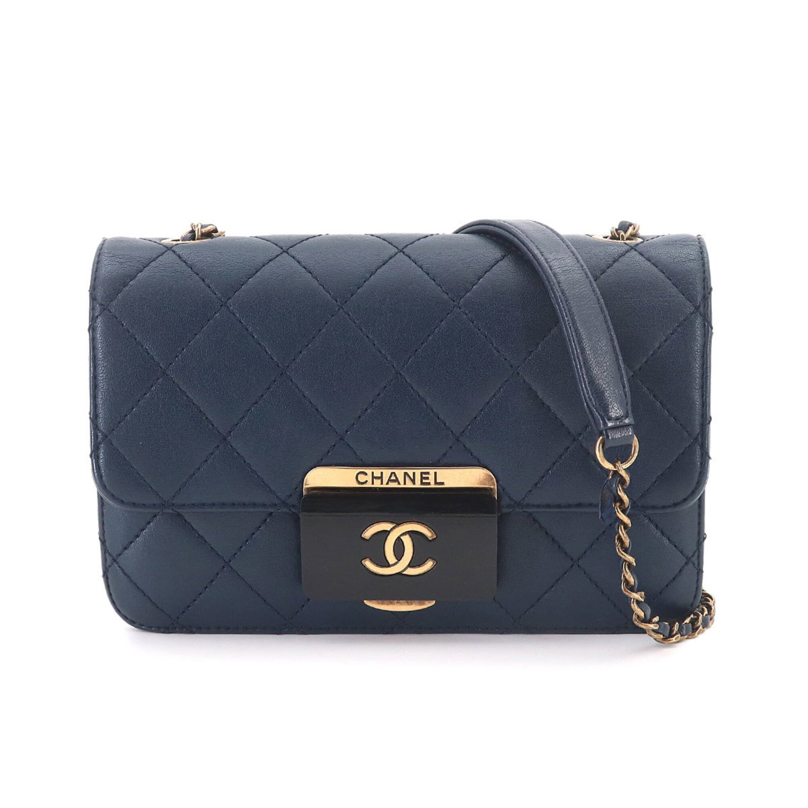 Chanel Handbag Shoulder Bag Leather: Chanel Handbag Shoulder Bag Leather Navy leather shoulder bag from Chanel, measuring 13.5cm x 21cm x 5.5cm, features classic design and premium materials. Made in Italy, this handbag boasts a timeless