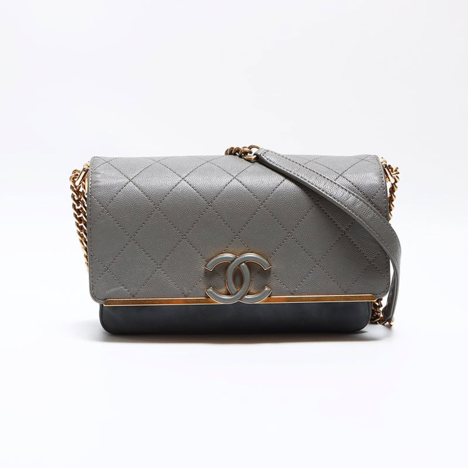 Calfskin suede bag shoulder by Chanel: Calfskin suede bag shoulder by Chanel Gray Grained Calfskin, Suede shoulder bag from Chanel, featuring a classic design with a subtle texture. The bag measures 14cm x 22cm x 6cm and comes with adjusta