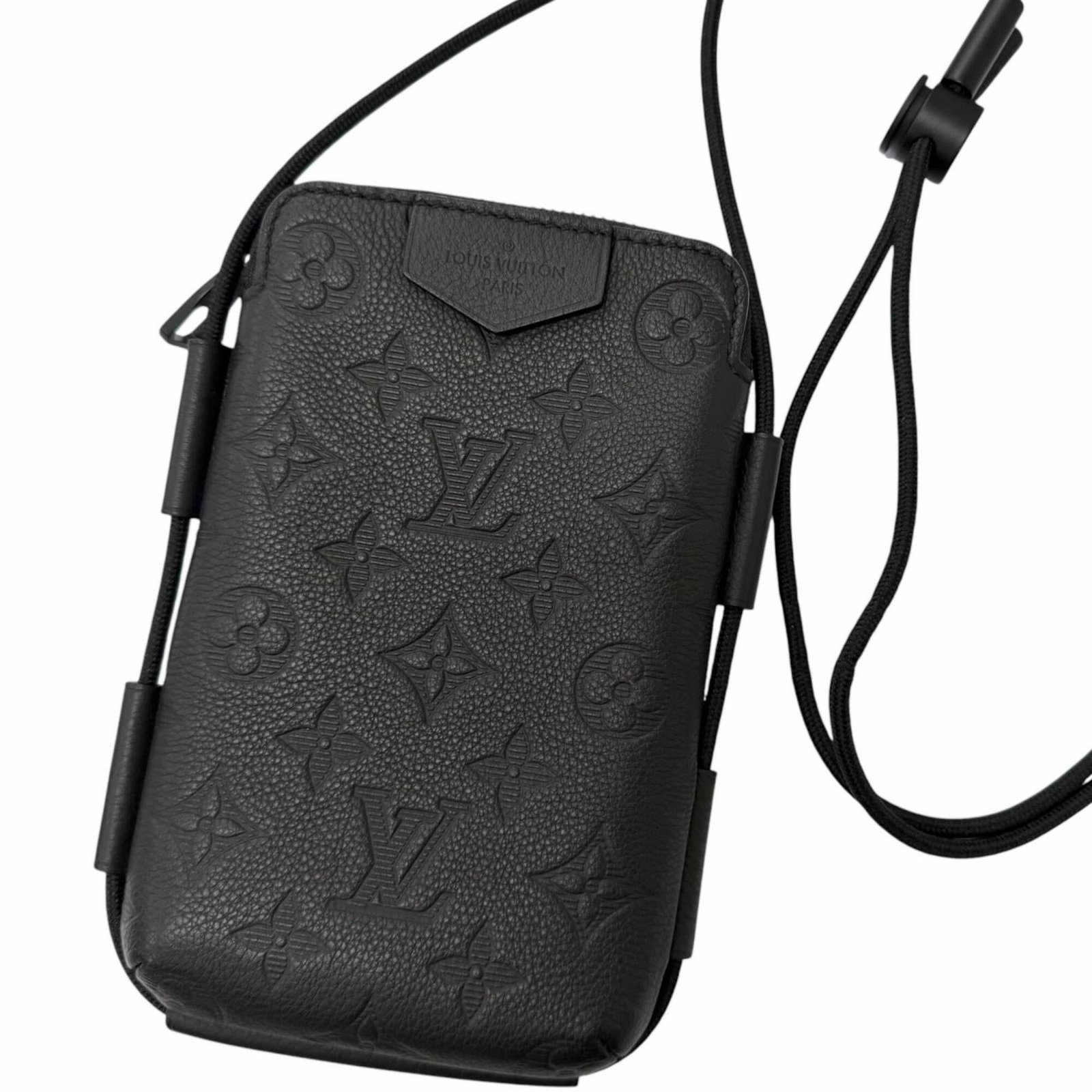 Louis Vuitton Pouch Leather: Louis Vuitton Pouch Leather Black Louis Vuitton Pouch Leather, measuring 19cm x 12cm / 7.48'' x 4.72'', made from high-quality leather and bearing the signature of the brand. This compact pouch is a c
