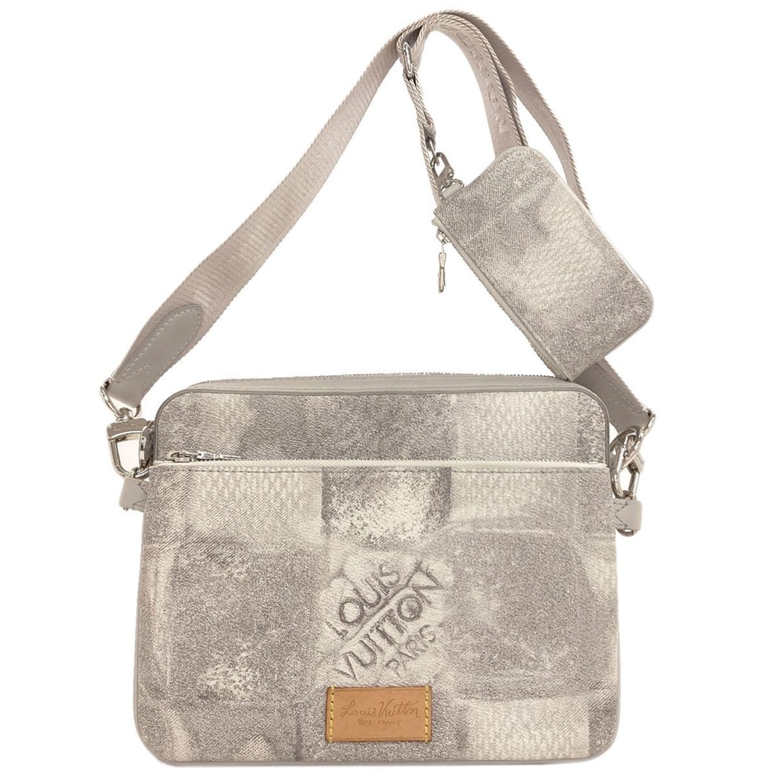 Louis Vuitton N50068 messenger shoulder bag in Damier Salt: Louis Vuitton N50068 messenger shoulder bag in Damier Salt Gray Damier Salt pattern adorns the exterior of this Louis Vuitton shoulder bag, featuring a classic messenger design. Made from high-quality