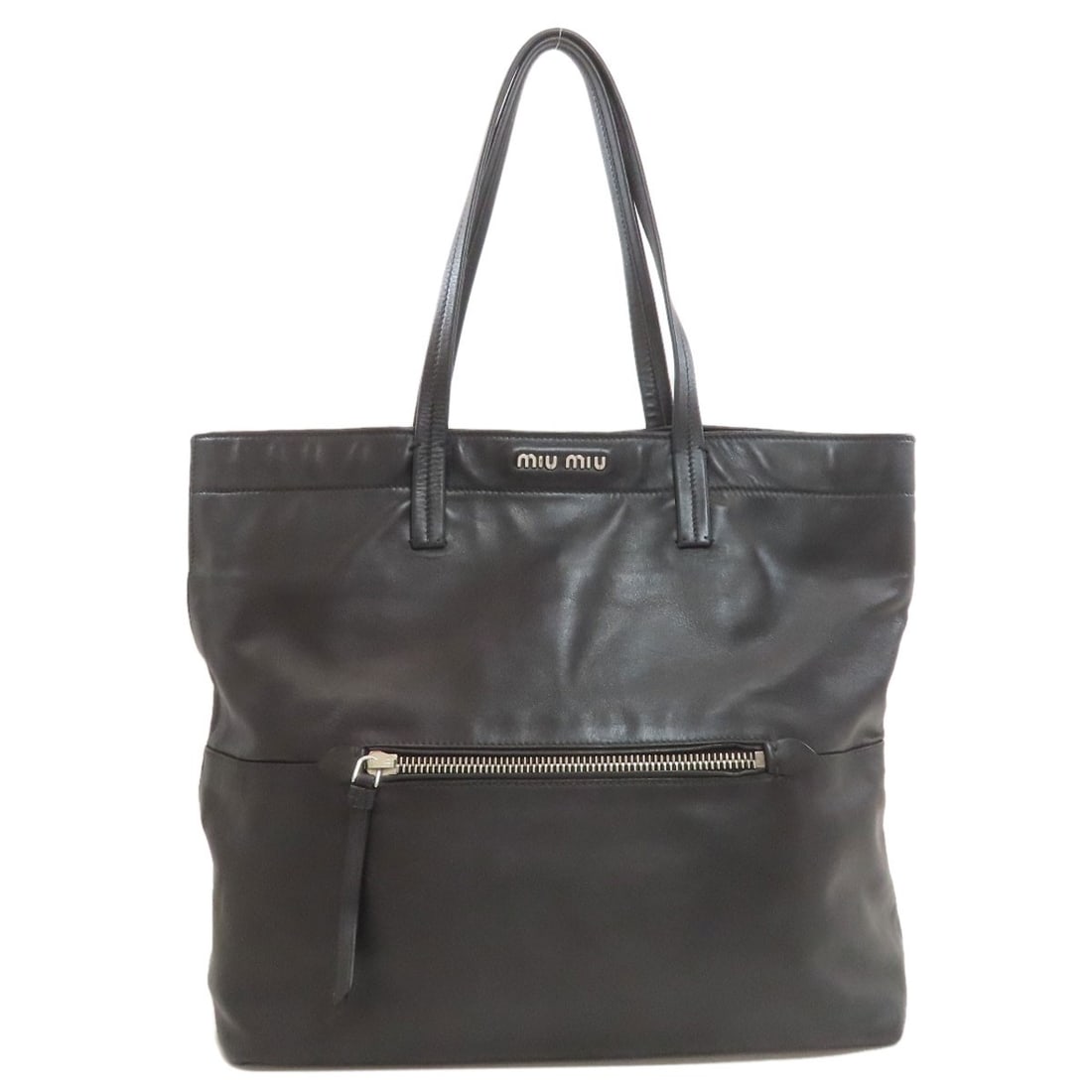 Logo tote bag leather Miumiu: Logo tote bag leather Miumiu The MIUMIU leather tote bag boasts a sleek black exterior, crafted from high-quality leather. This stylish and durable tote features a classic design that makes it perfect