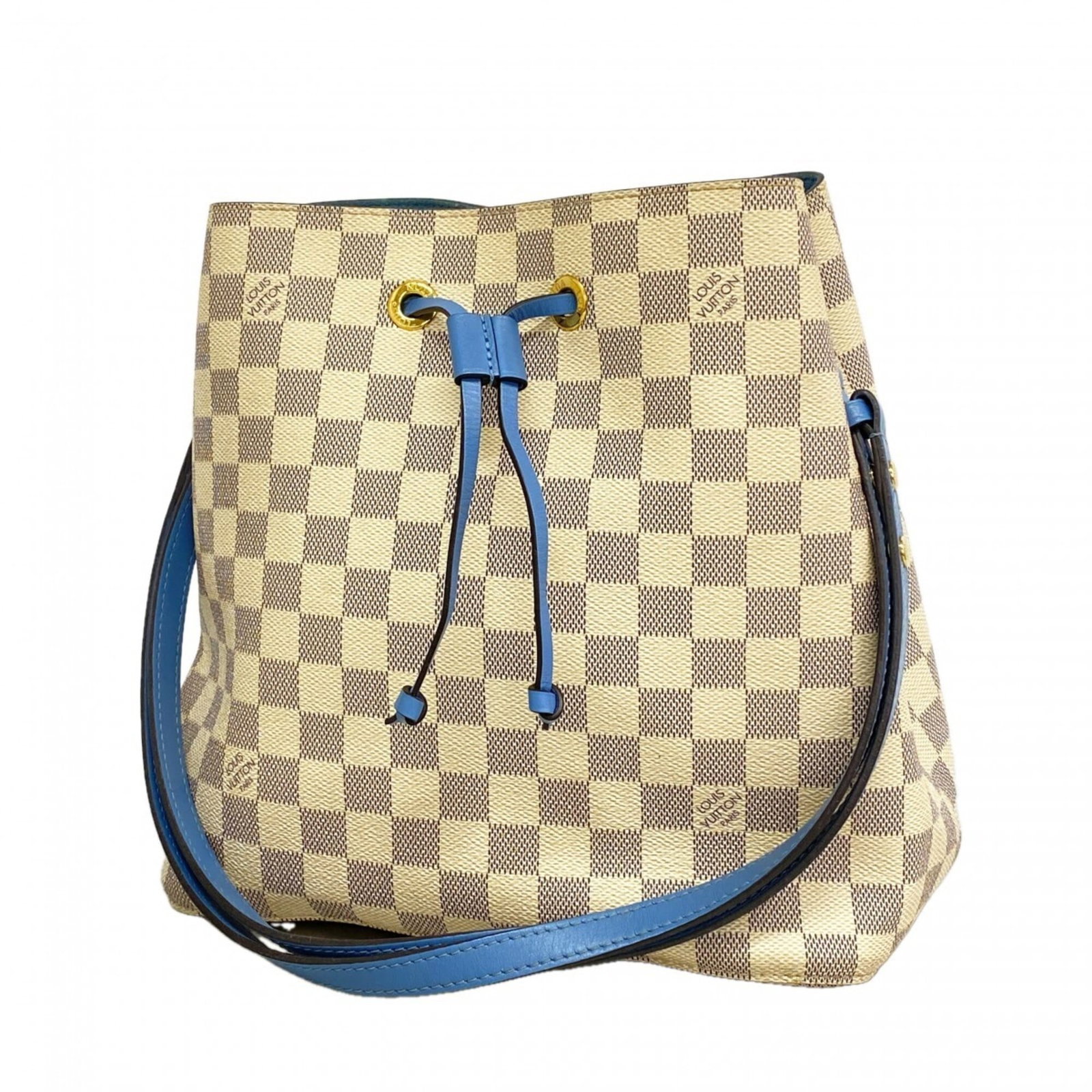Shoulder Bag By Louis Vuitton: Shoulder Bag By Louis Vuitton White Louis Vuitton shoulder bag with classic monogram pattern, measuring 25cm x 26cm x 17cm. This stylish and timeless design features the iconic LV logo on the front an