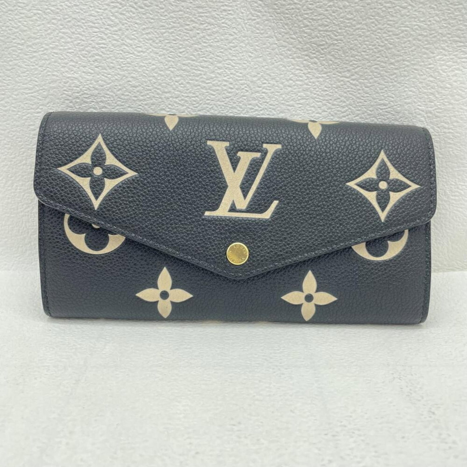 Louis Vuitton Wallet Bi Fold Monogram: Louis Vuitton Wallet Bi Fold Monogram Monogrammed luxury at its finest, this Louis Vuitton wallet boasts the iconic Monogram pattern in striking blue hues. With its sleek bi-fold design and premium ma