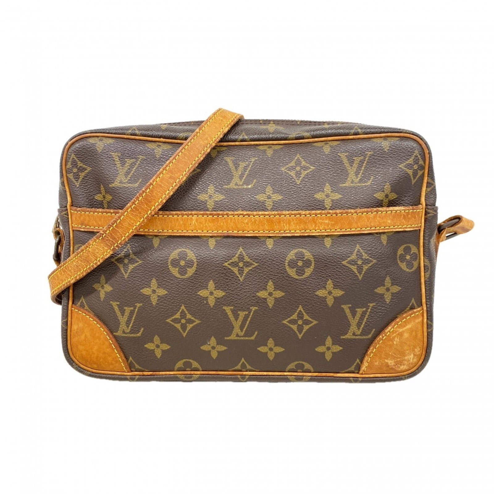 Shoulder Bag By Louis Vuitton: Shoulder Bag By Louis Vuitton Brown Louis Vuitton shoulder bag with classic design, measuring 17cm x 26cm x 6.5cm. This stylish bag features a timeless silhouette and durable construction, making it a