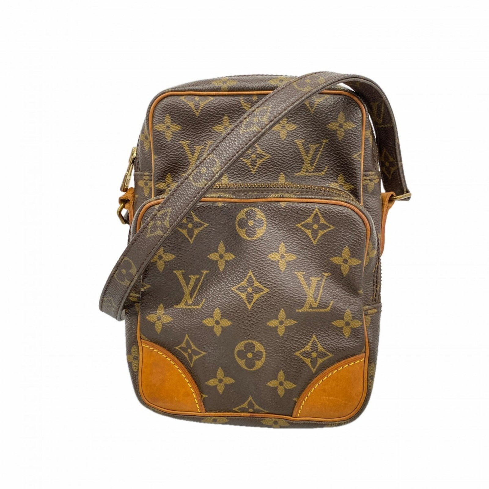 Shoulder Bag By Louis Vuitton: Shoulder Bag By Louis Vuitton The Louis Vuitton shoulder bag boasts sleek, timeless design with its 21cm x 15cm x 9cm dimensions. Crafted in rich brown leather, the M45236 model showcases classic LV m
