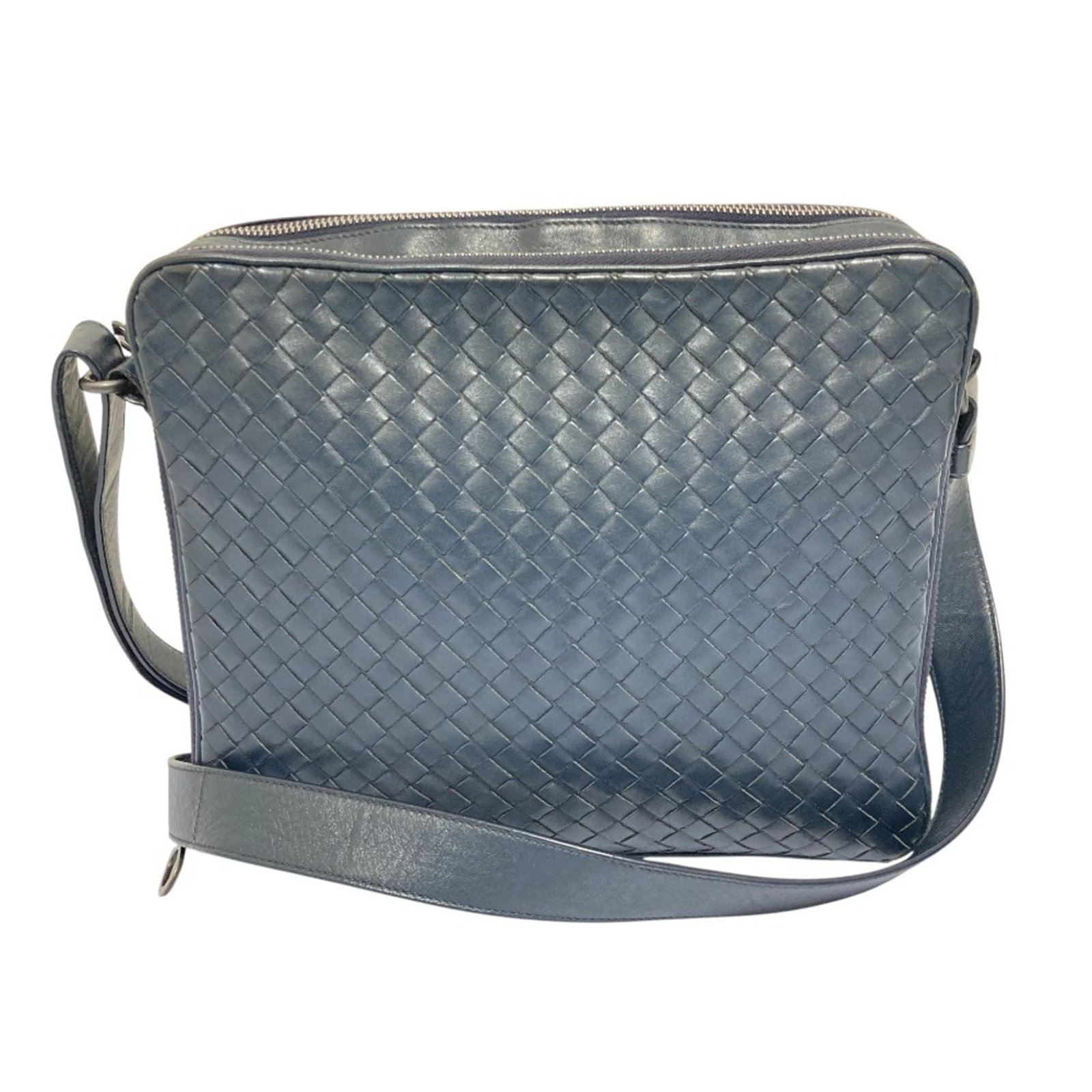 Veneta Bag Messenger Shoulder: Veneta Bag Messenger Shoulder Navy Veneta Bag Messenger Shoulder with clean lines and classic design, measuring 22.5cm x 26.5cm x 6.5cm. This shoulder bag features a sturdy build and spacious interior