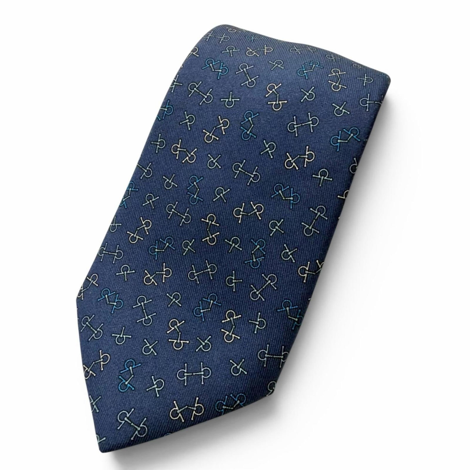 Silk Cravat Hermes: Silk Cravat Hermes Silk Cravat from Hermes, crafted in France with a vibrant blue hue and made from luxurious silk. Measuring 152cm in length and 6.8cm in width, this cravat boasts a classic design th