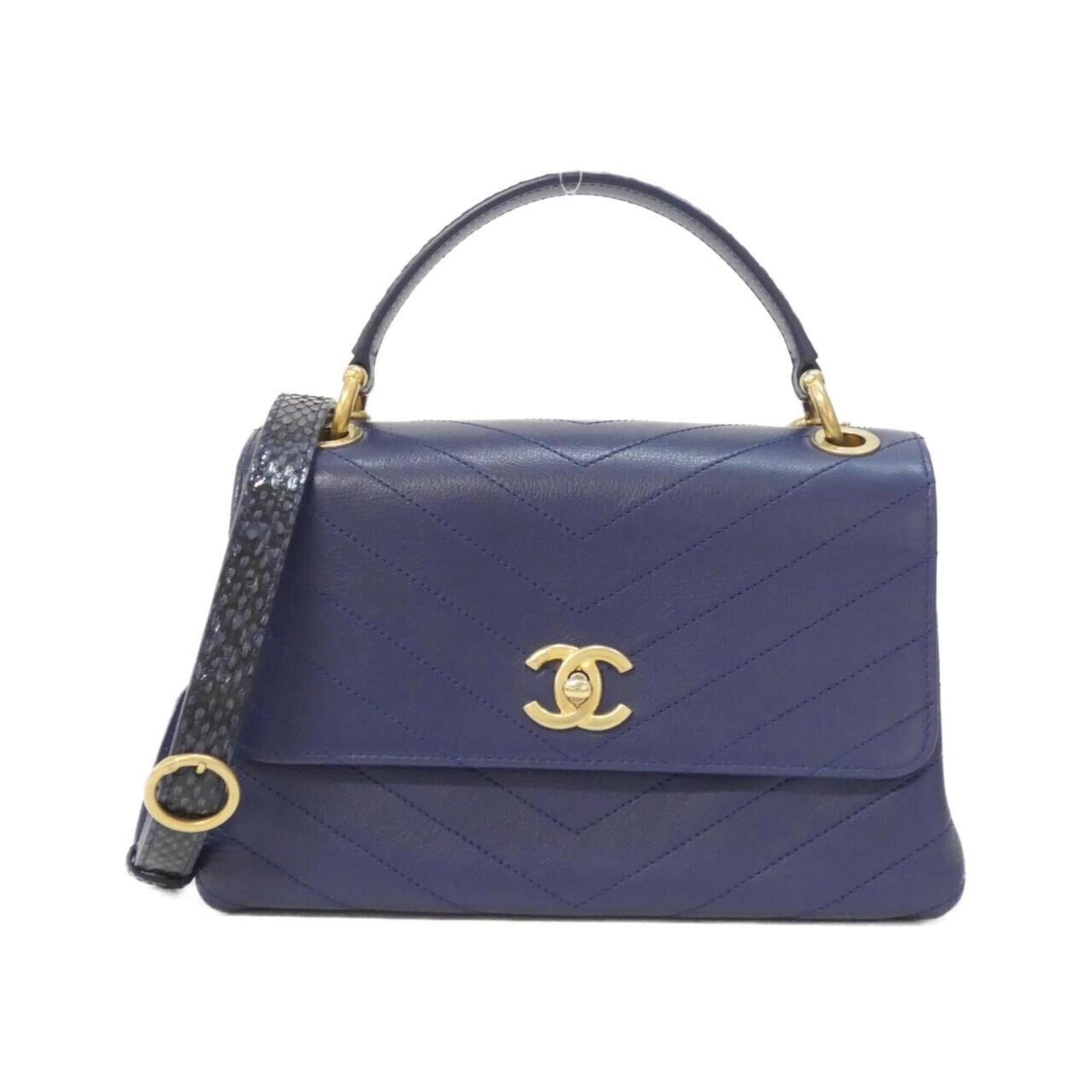 Chanel Handbag leather: Chanel Handbag leather Blue Chanel handbag leather is available. This high-quality blue leather measures 15cm x 24cm x 11cm and features the brand's signature style. The leather color is a distinctive