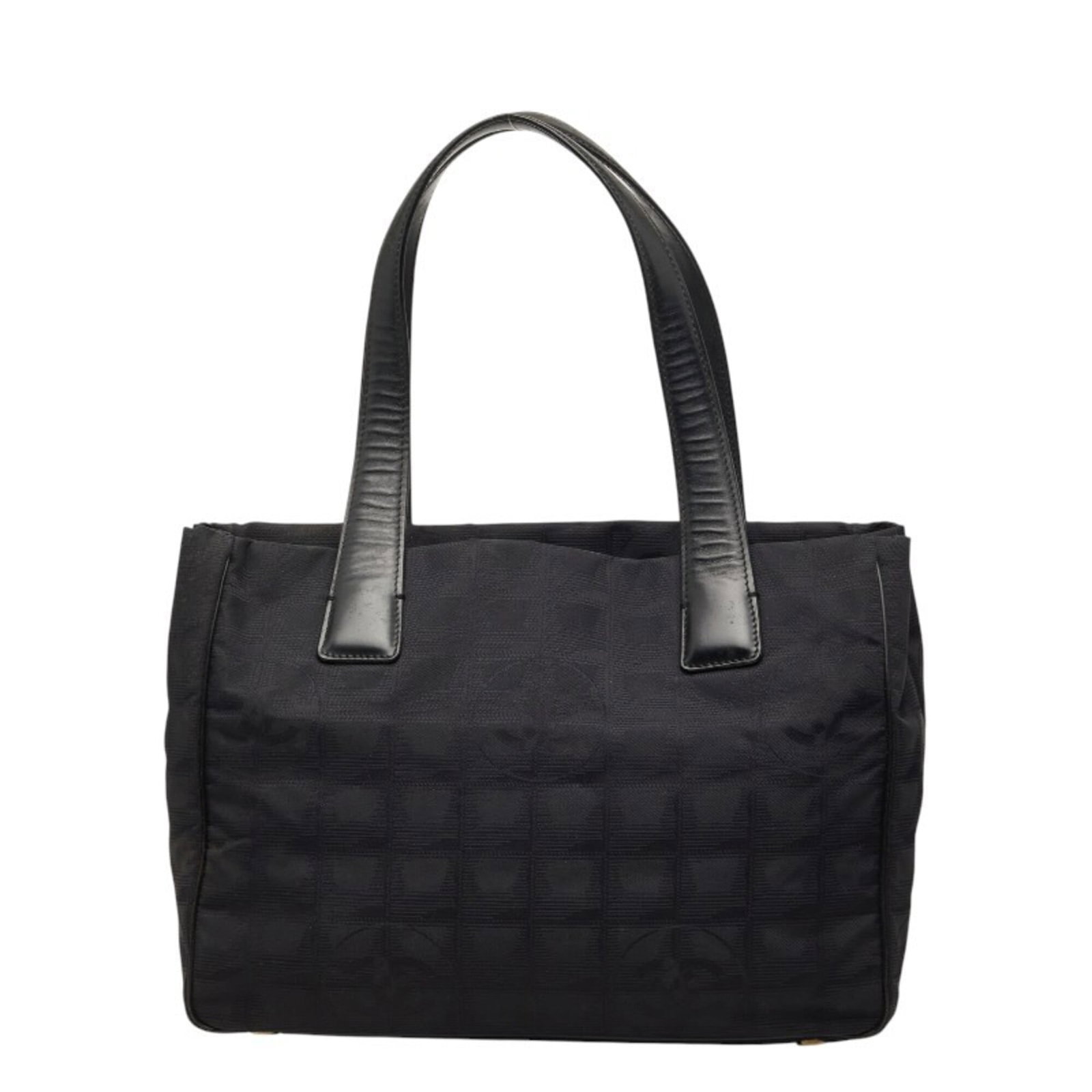 Nylon leather handbag by Chanel: Nylon leather handbag by Chanel Nylon leather handbag by Chanel, featuring a sleek black design with precise measurements at 22cm x 29cm x 12cm. Made from high-quality nylon and genuine leather accent