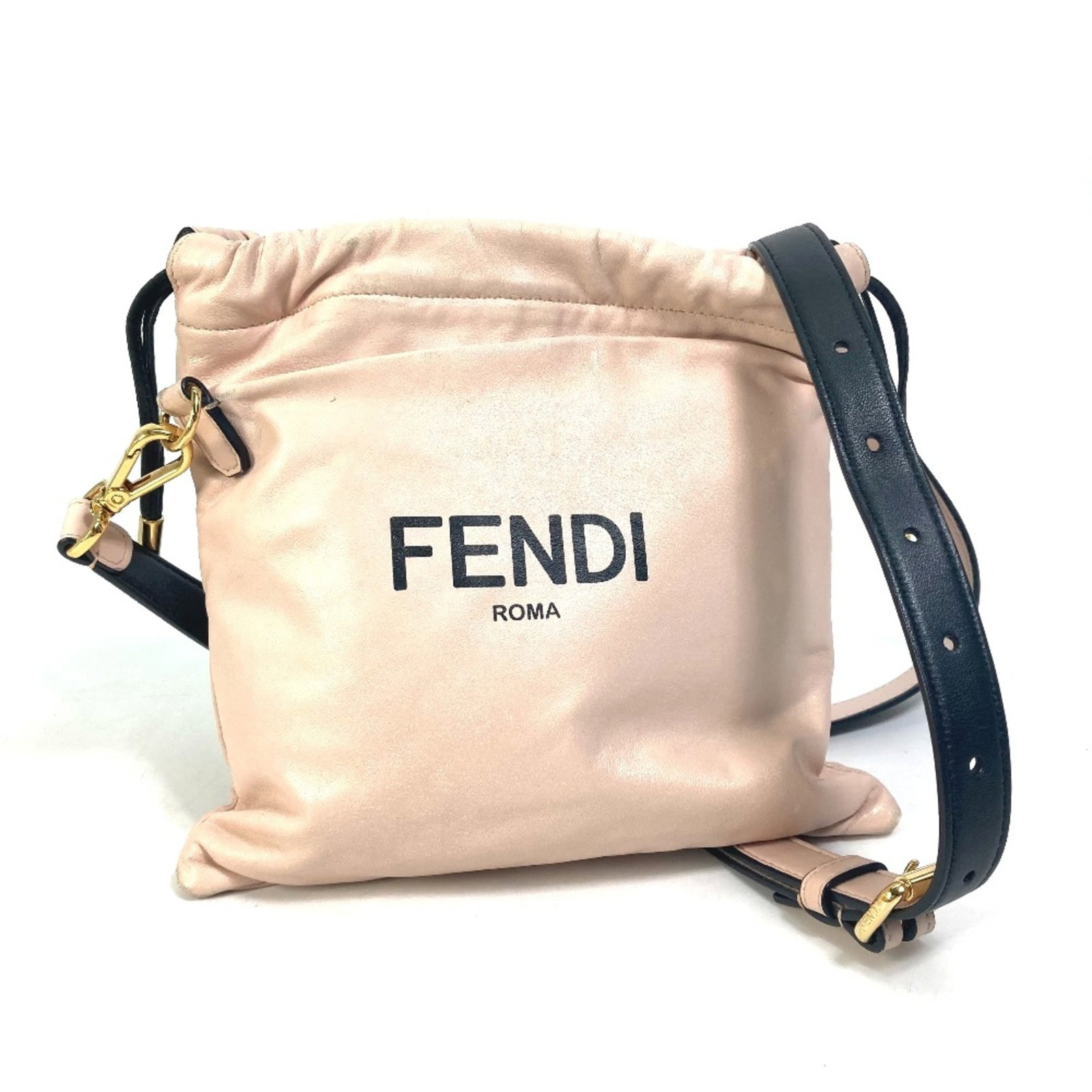 Fendi Shoulder Bag Leather: Fendi Shoulder Bag Leather Pink Fendi shoulder bag with leather material, featuring a size of W22cmxH21.5cm/W8.7xH8.5inch and a longest shoulder strap of 45.7inch / 116cm. This stylish bag boasts a si