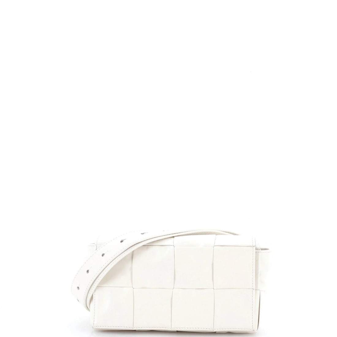 Intrecciato leather cassette bag belt Bottega Veneta maxi: Intrecciato leather cassette bag belt Bottega Veneta maxi Bottega Veneta's Intrecciato leather cassette bag belt maxi is a statement piece, boasting the iconic woven leather design and sleek silver ha