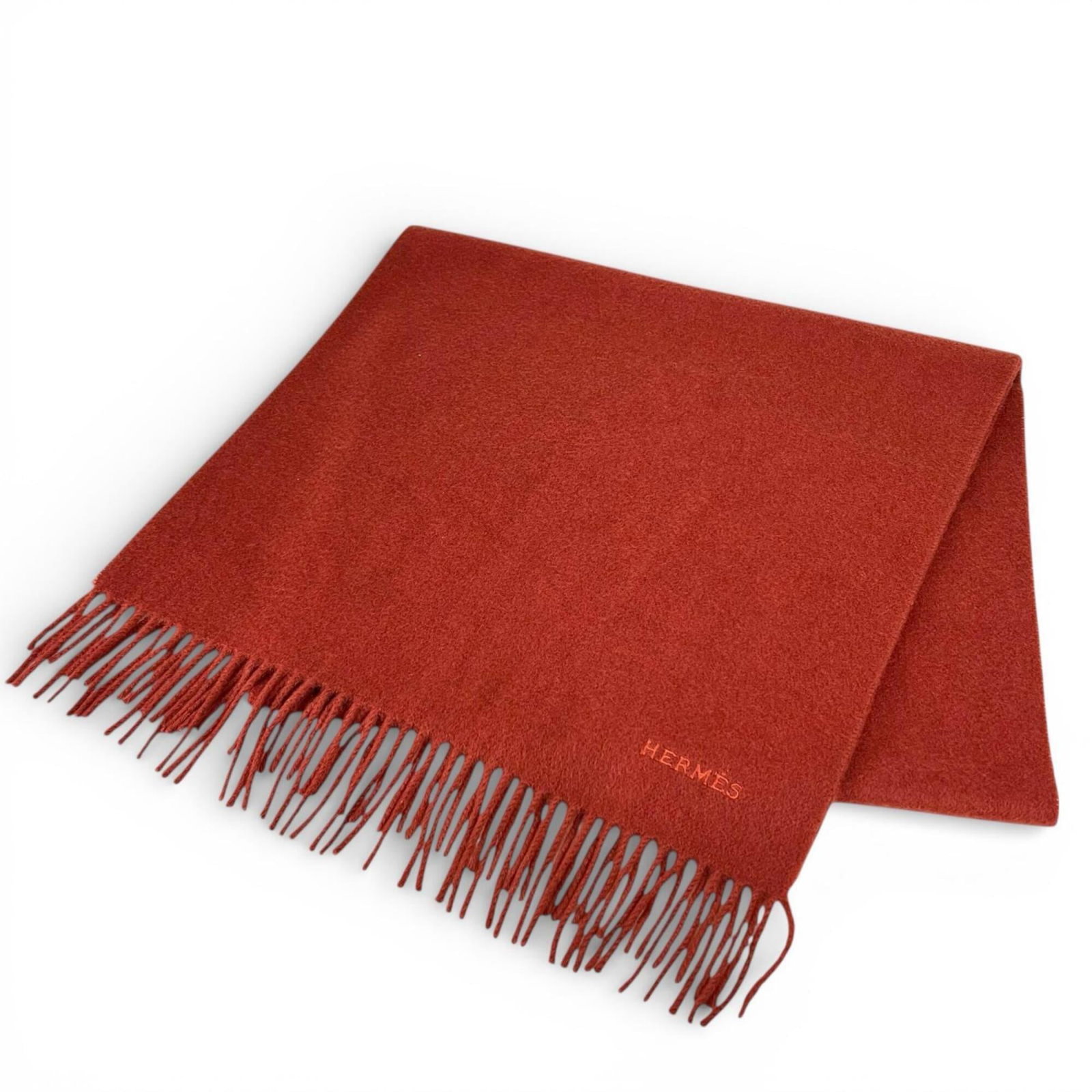 Stole Hermes cashmere: Stole Hermes cashmere Cashmere stole from renowned luxury brand Hermes, crafted in the United Kingdom. Measuring 1.64m x 42cm, it boasts a rich brown color and luxurious cashmere material. This elegan