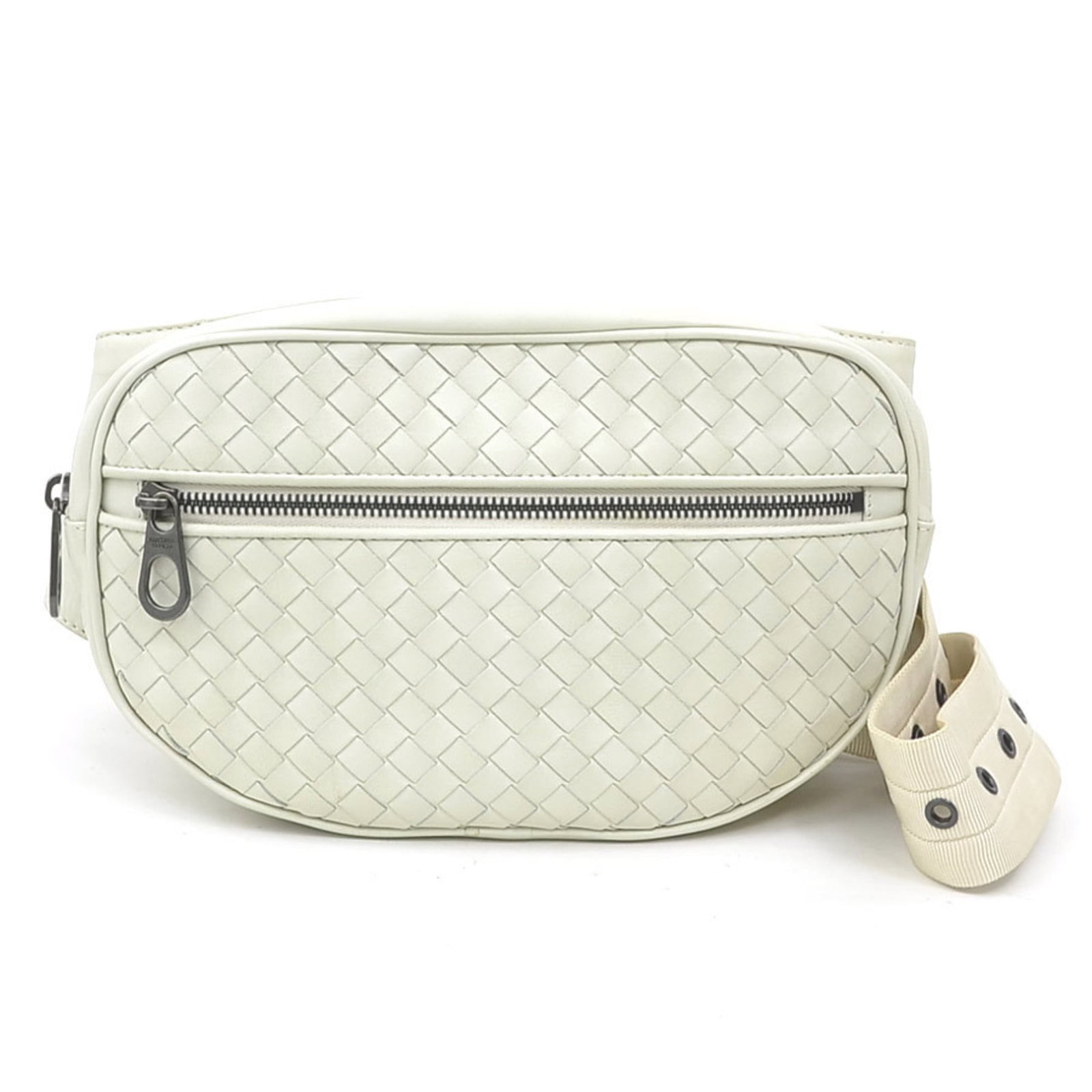 Veneta Bottega Intrecciato Fanny Pack: Veneta Bottega Intrecciato Fanny Pack Intrecciato woven in Italy, this Bottega Veneta fanny pack boasts a timeless design and classic ivory color. Made from the signature Intrecciato material, its int