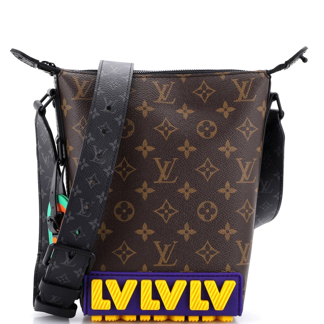 Louis Vuitton Cruiser Messenger Rubber Monogram Canvas Limited Edition: Louis Vuitton Cruiser Messenger Rubber Monogram Canvas Limited Edition The Louis Vuitton Cruiser Messenger Rubber Monogram Canvas Limited Edition boasts a unique combination of style and durability, w