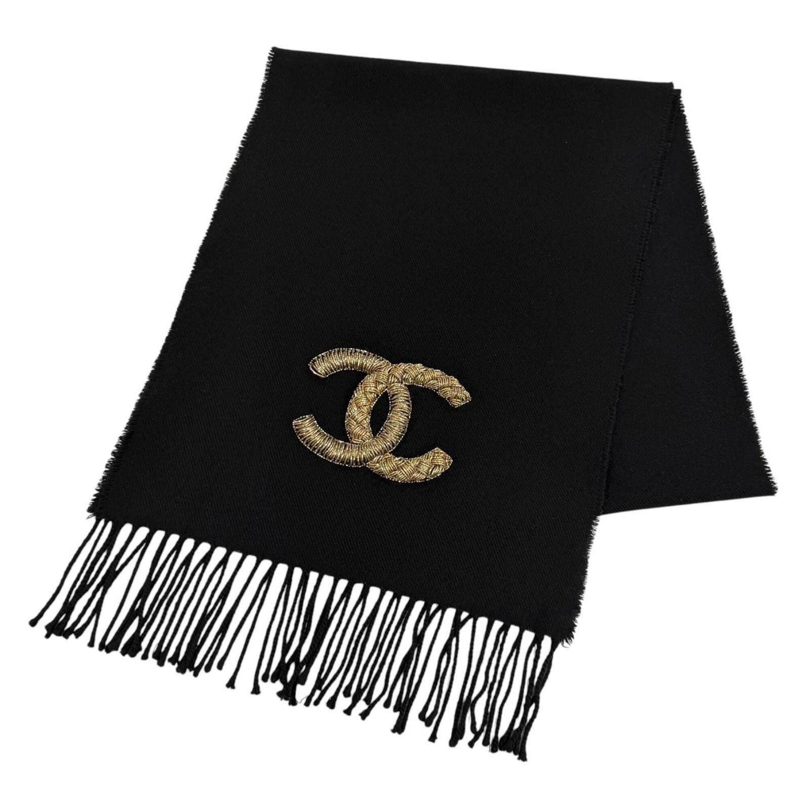 Cashmere stole silk wool polyester metal Chanel: Cashmere stole silk wool polyester metal Chanel This stunning Chanel stole boasts an impressive blend of luxurious materials, including wool, cashmere, and silk, with a touch of metallic elegance. Mea