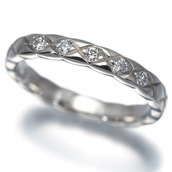 Ring Coco Crush Diamond Chanel Eu49 Small Platinum 5P 950: Ring Coco Crush Diamond Chanel Eu49 Small Platinum 5P 950 Platinum band with a natural diamond, part of the Coco Crush collection, features a signature. This small ring boasts a 950 platinum metal pur