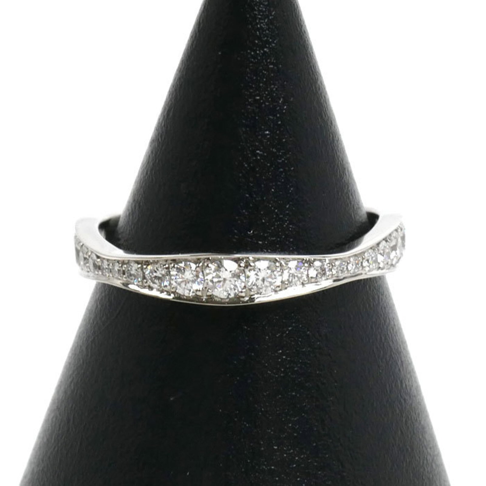 Harry Winston Band Ring Platinum 950: Harry Winston Band Ring Platinum 950 Platinum band ring from Harry Winston, featuring a diamond stone and made with high-quality Platinum 950. This elegant piece boasts a classic design that exudes