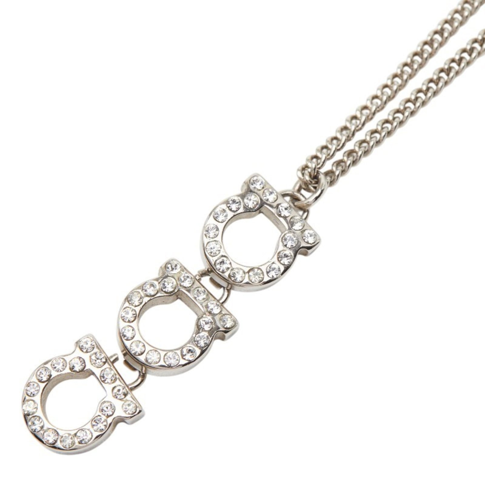 Women's silver metal rhinestone necklace by Ferragamo gancini: Women's silver metal rhinestone necklace by Ferragamo gancini Silver metal rhinestone necklace by Ferragamo gancini boasts a striking design with intricate details and a touch of luxury. The necklace