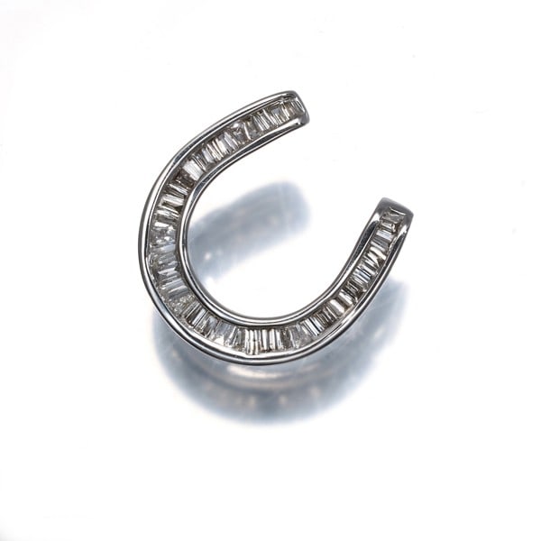 Diamond 0.20Ct Tapered-Cut Baguette-Cut Horseshoe Pendant 18K 750 White Gold: Diamond 0.20Ct Tapered-Cut Baguette-Cut Horseshoe Pendant 18K 750 White Gold Tapered-cut baguette and horseshoe pendant in 18K white gold, featuring a natural diamond weighing 0.20ct. This elegant