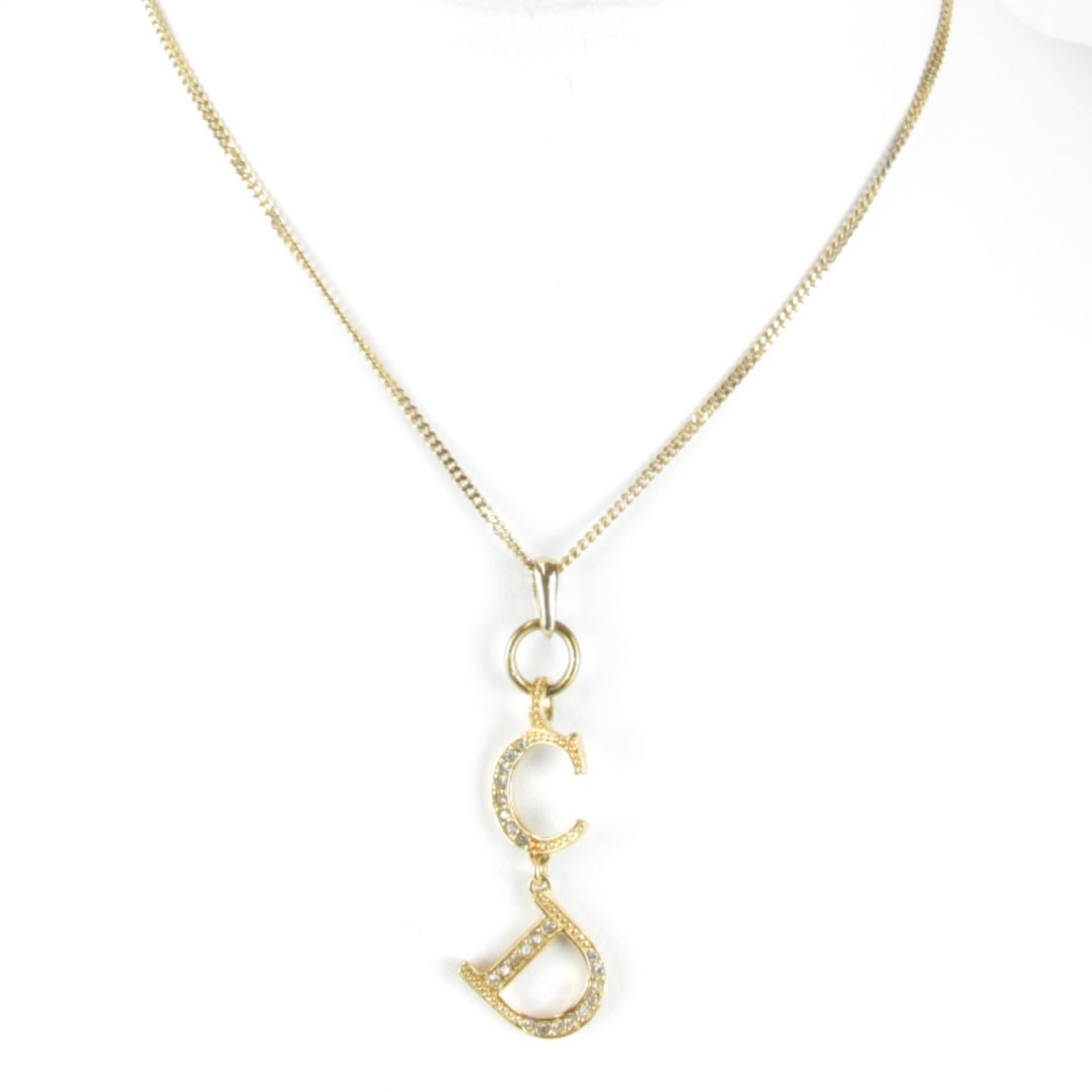 Christian Dior's 5G Gold Women's Pendant Necklace: Christian Dior's 5G Gold Women's Pendant Necklace The Christian Dior 5G Gold Women's Pendant Necklace boasts a striking gold pendant, measuring 48mm x 16mm, suspended from a chain that fits