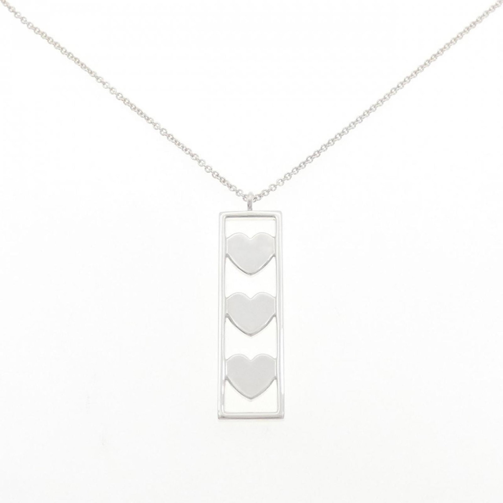Heart Band of Tiffany: Heart Band of Tiffany The Heart Band of Tiffany features a striking silver pendant, measuring 46.2mm x 12.8mm, set against a chain with a neck circumference of 41 cm. Crafted from high-quality 925 sil