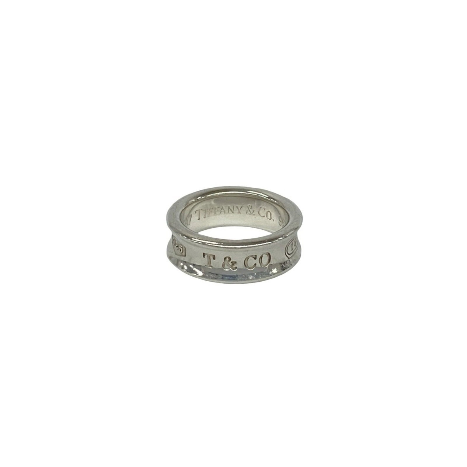Silver band ring Tiffany 925: Silver band ring Tiffany 925 Silver band ring from Tiffany Type, made with high-quality silver material (925), featuring a classic design for women. This US size 5.5 ring showcases the brand's signatu