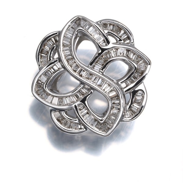 Diamond 0.30Ct Tapered-Cut Baguette-Cut Flower Pendant 18K 750 White Gold: Diamond 0.30Ct Tapered-Cut Baguette-Cut Flower Pendant 18K 750 White Gold Tapered-cut baguette-cut diamond flower pendant in 18k white gold, featuring a total of 0.30ct natural diamonds. The delicate 