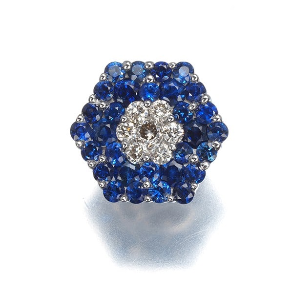 Paved Flower Pendant White Gold 750 Sapphire Diamond: Paved Flower Pendant White Gold 750 Sapphire Diamond Paved with intricate details, this stunning white gold pendant showcases a natural sapphire and diamond combination. The 18k metal purity adds a to