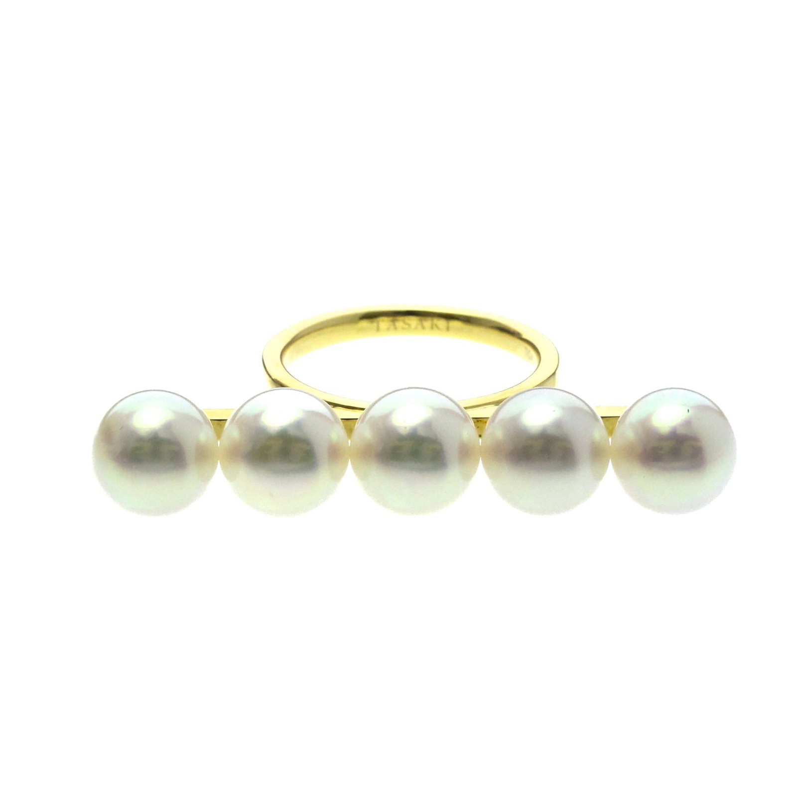 Yellow gold 18K band ring: Yellow gold 18K band ring Yellow gold 18K band ring with a beautiful pearl stone, set in a stylish and elegant design. The 2.1mm wide band features a signature from the artist, Tasaki, adding a touch 