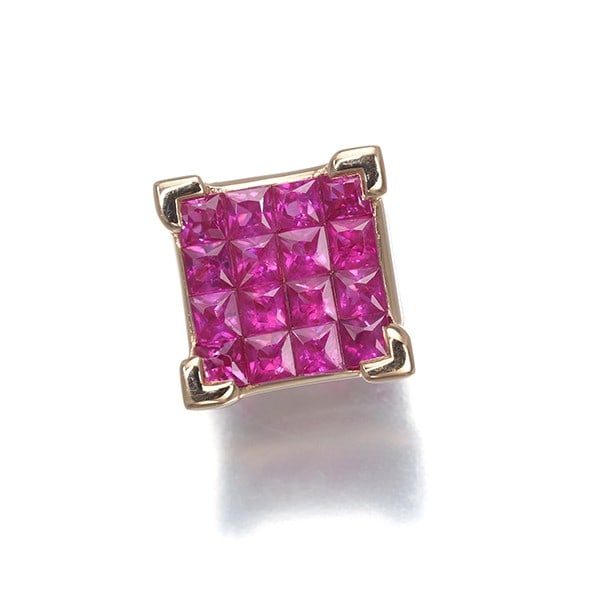Ruby pendant in 750 rose gold: Ruby pendant in 750 rose gold The ruby pendant in 750 rose gold boasts a natural beauty, its unmarked carat weight adding to its allure. Set against an elegant design, the 18k rose gold material