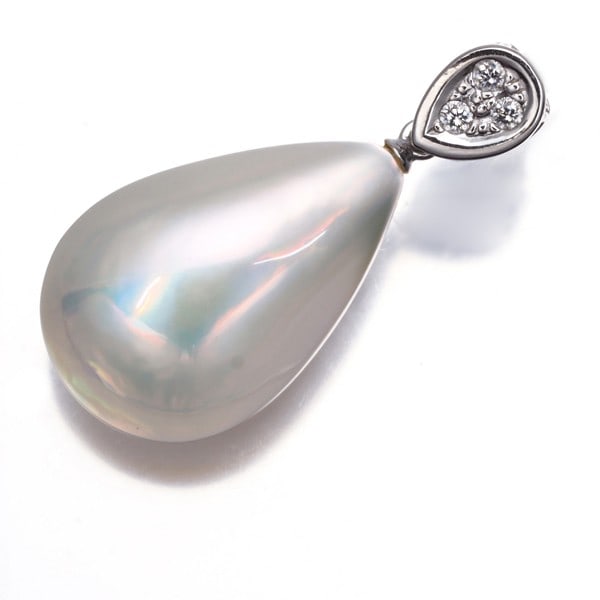 Tasaki Pendant Teardrop Pearl 0.04ct Diamond 18K: Tasaki Pendant Teardrop Pearl 0.04ct Diamond 18K Tasaki Pendant Teardrop Pearl 0.04ct Diamond 18K features an 18k white gold teardrop pendant adorned with a 0.04ct total diamond and a stunning mabe
